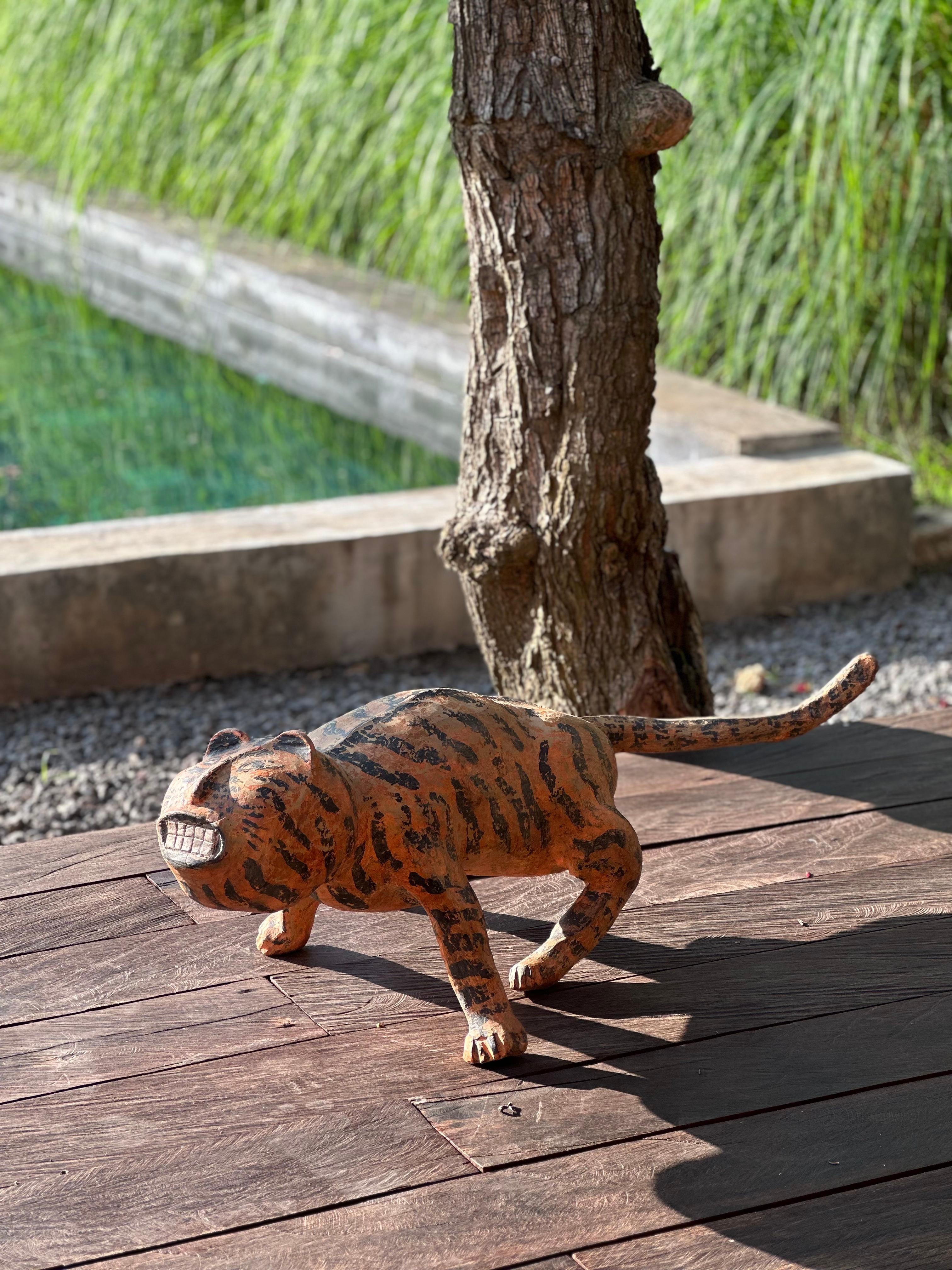 Sculpture de tigre en bois de jaspe sculptée à la main avec détails peints à la main Bon état - En vente à Jimbaran, Bali
