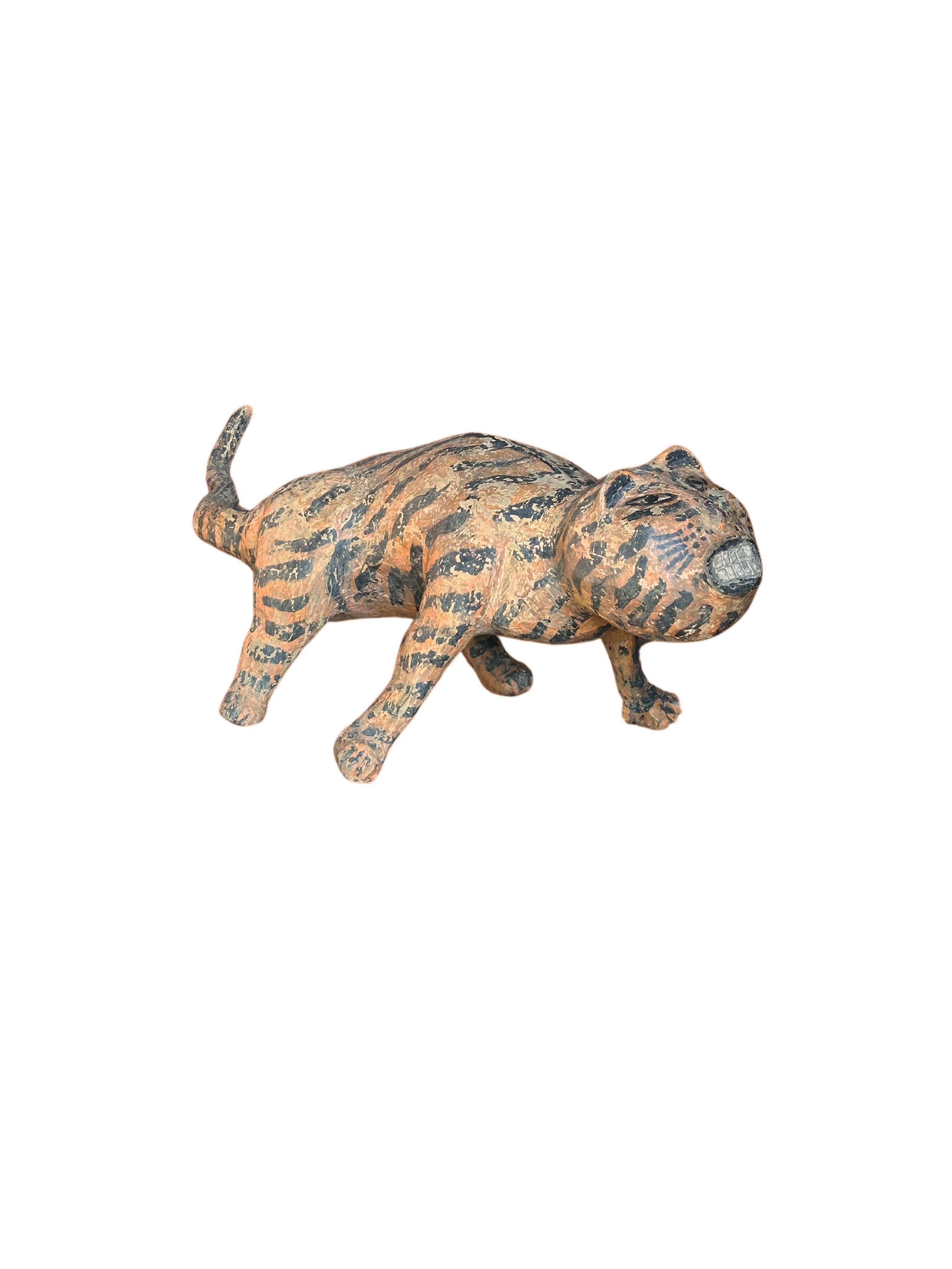 20ième siècle Sculpture de tigre en bois de jaspe sculptée à la main avec détails peints à la main en vente