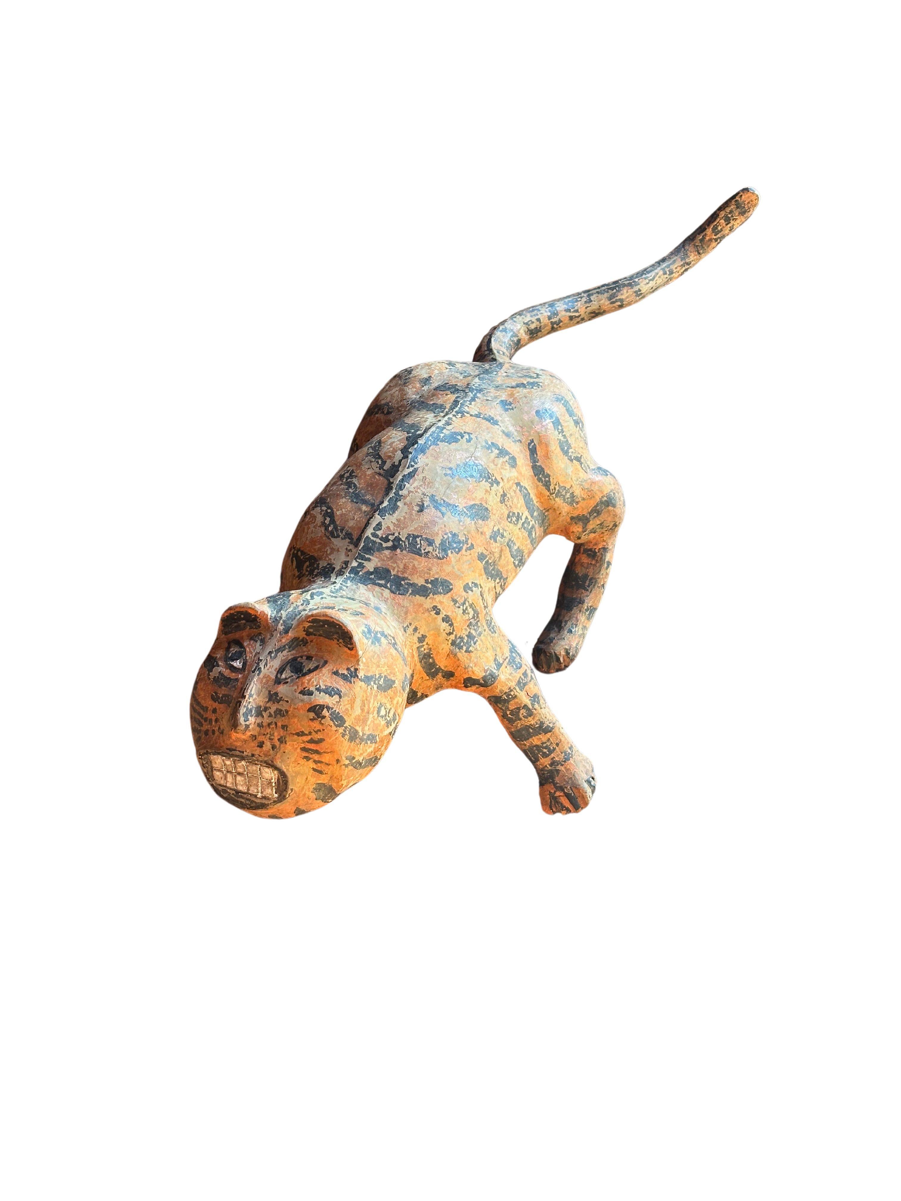 Sculpture de tigre en bois de jaspe sculptée à la main avec détails peints à la main en vente 1