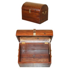 ViNTAGE CUSCINO DA VIAGGIO A VAPORE CON CUPOLA DI JARABOSKY intagliato a mano e stampato sul davanti