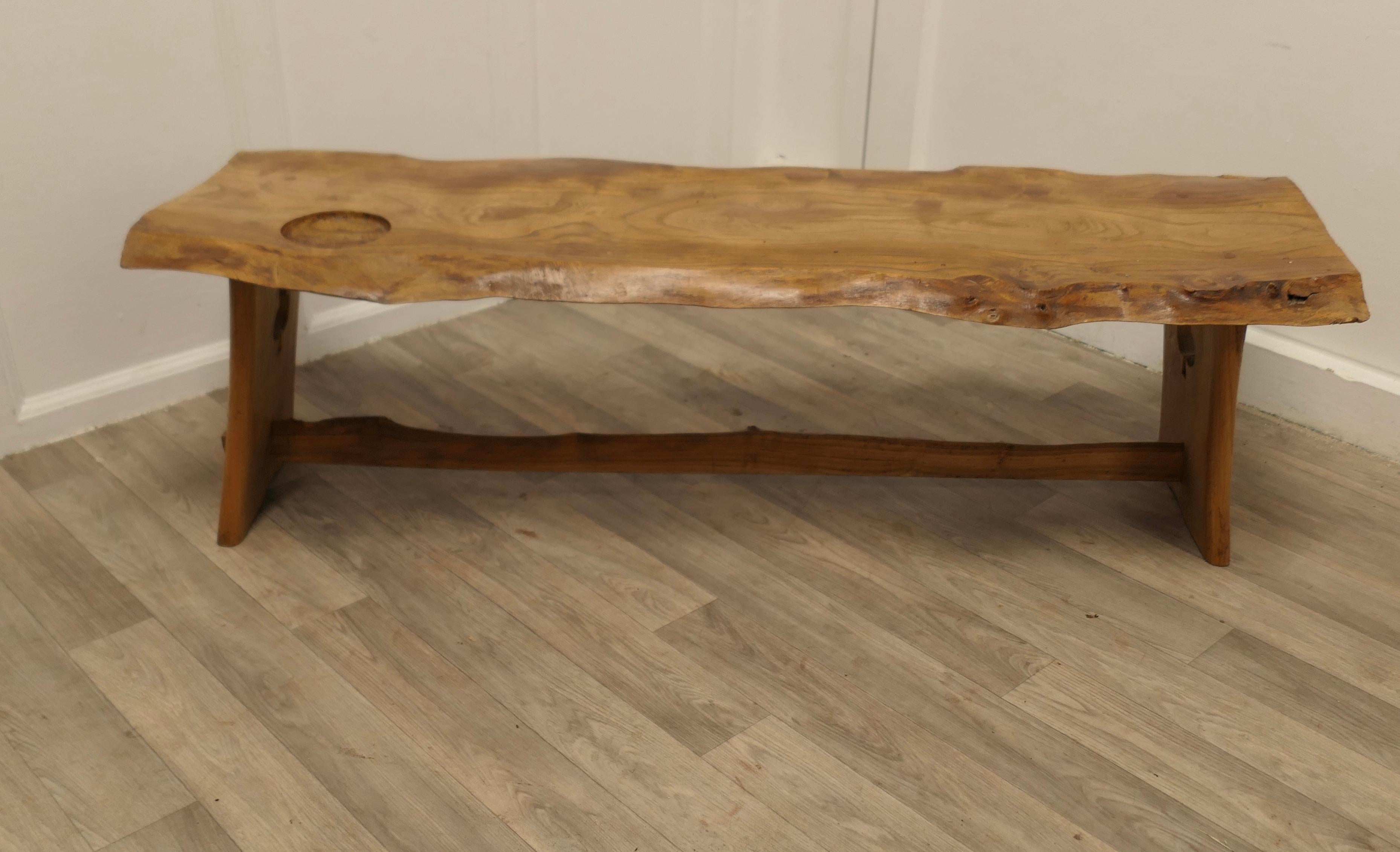 Mid-Century Modern Table à café vintage en orme massif sculpté à la main en vente