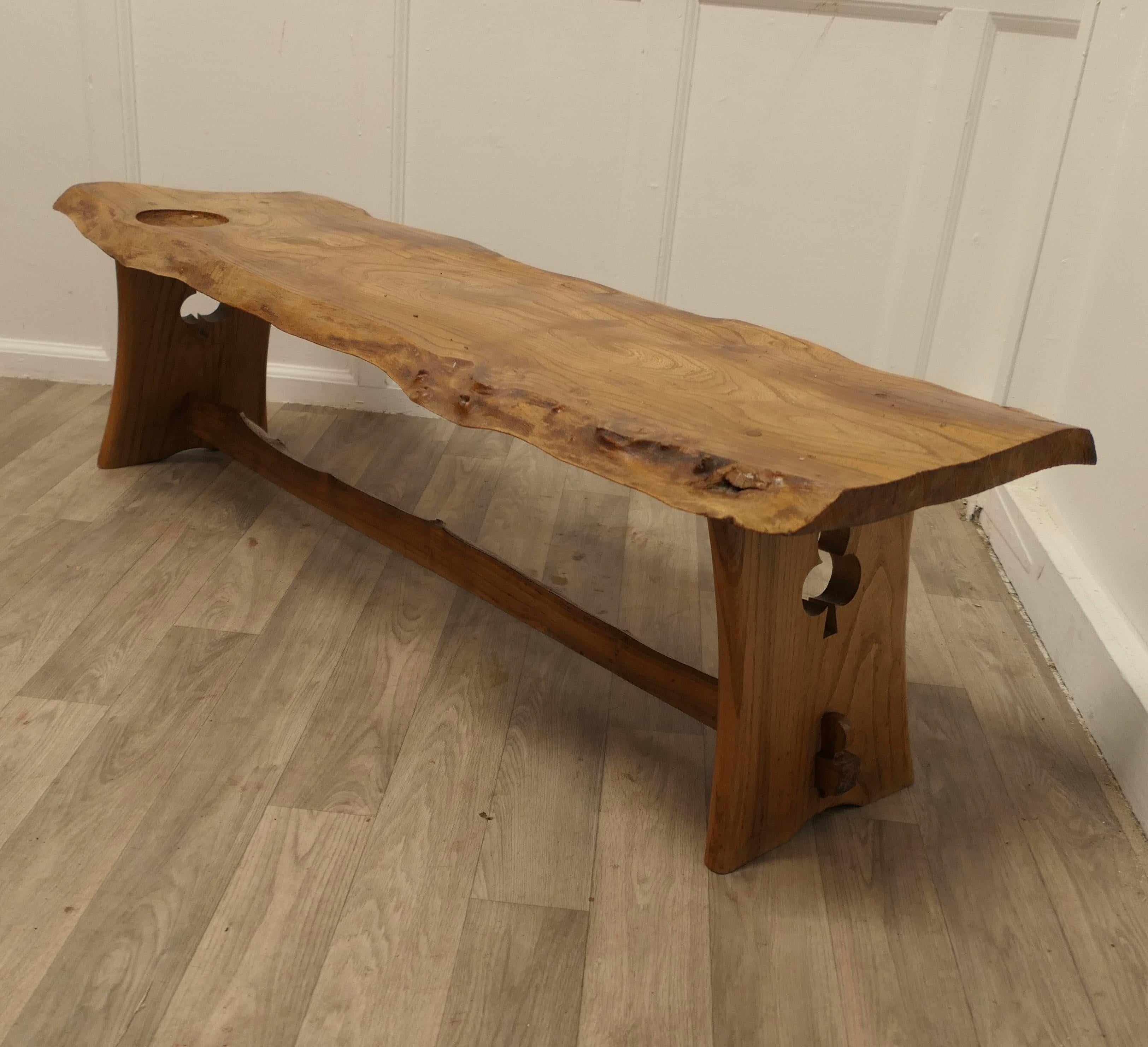 Table à café vintage en orme massif sculpté à la main Bon état - En vente à Godshill, Isle of Wight