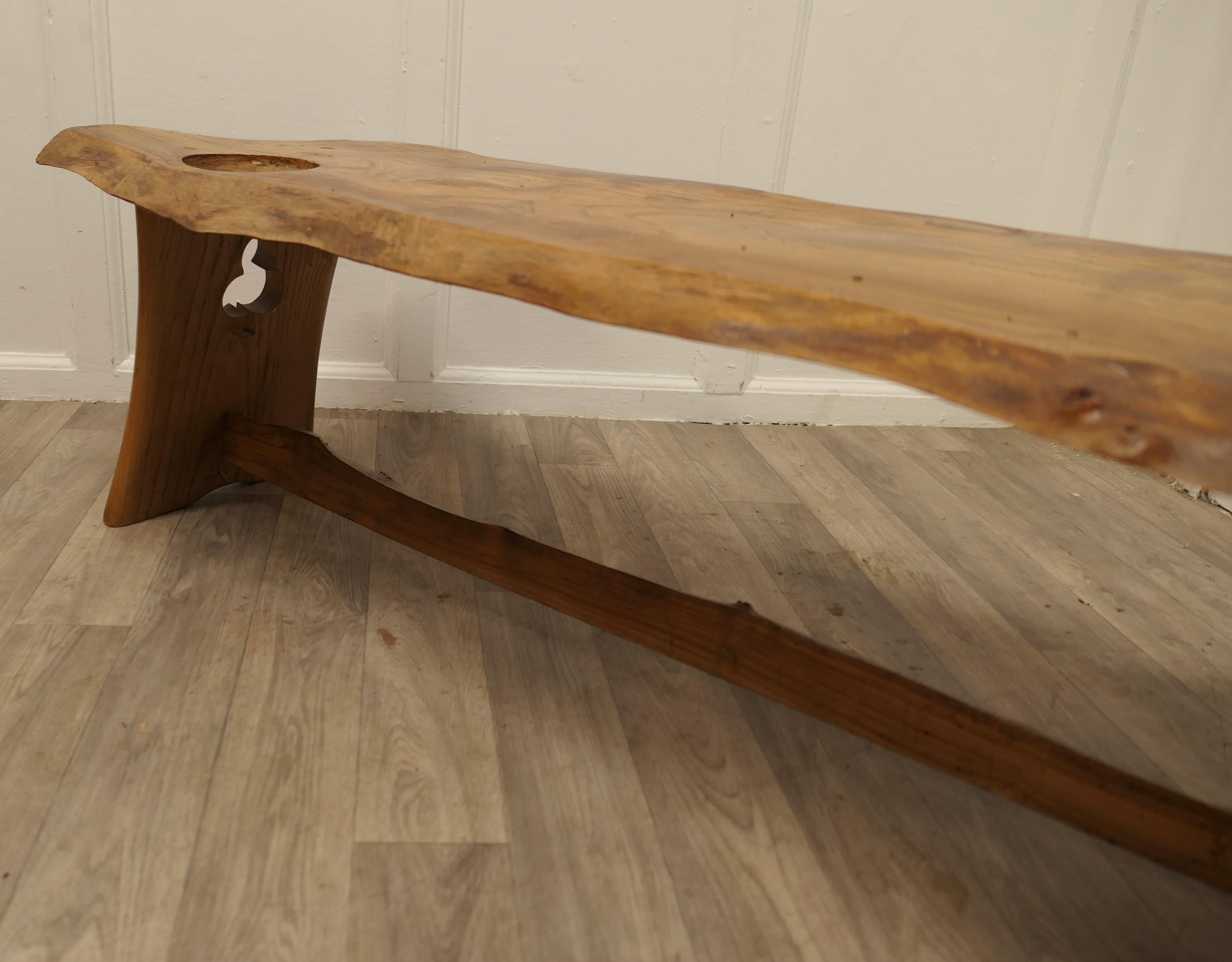 Table à café vintage en orme massif sculpté à la main en vente 1