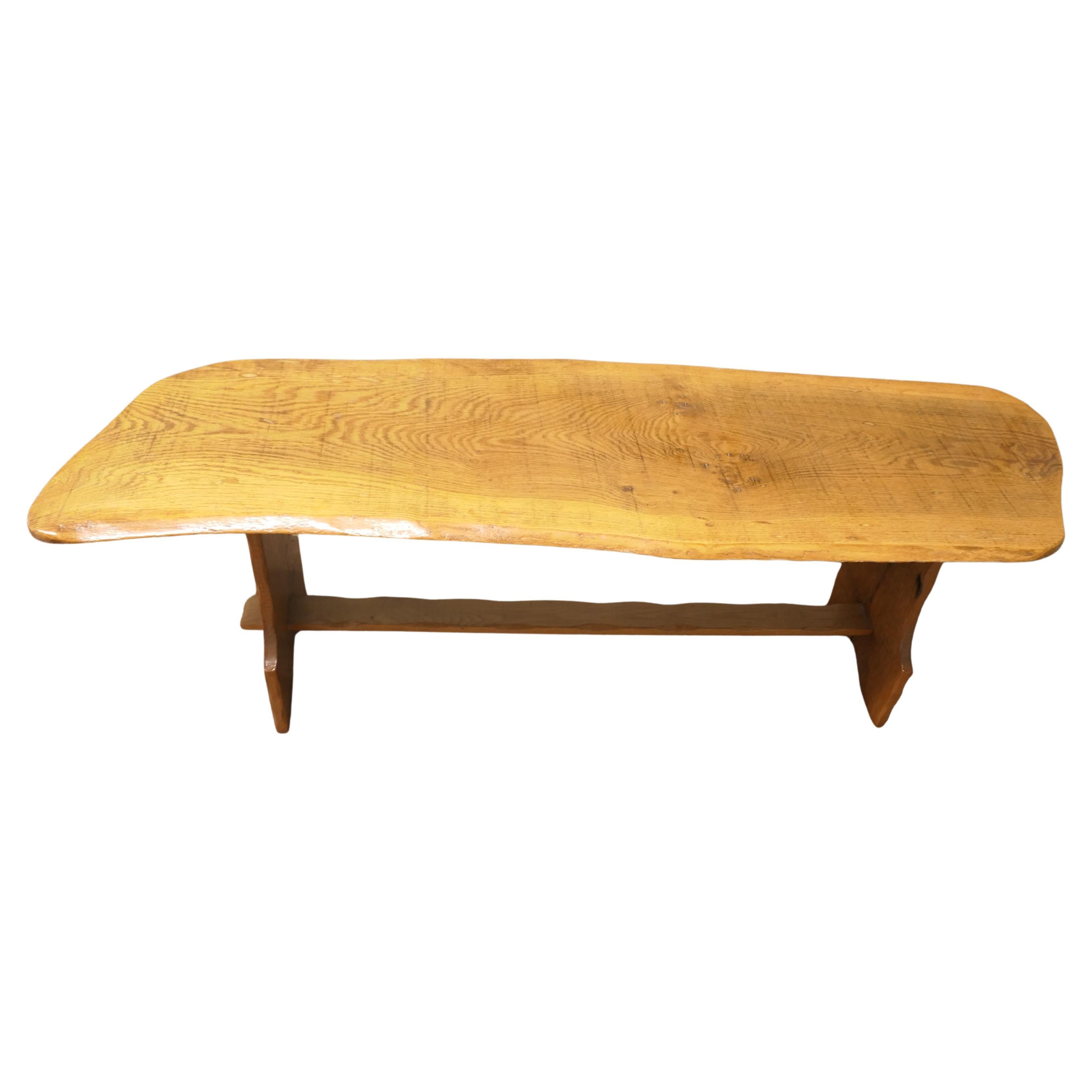 Mesa de centro vintage de madera maciza de olmo tallada a mano con canto vivo