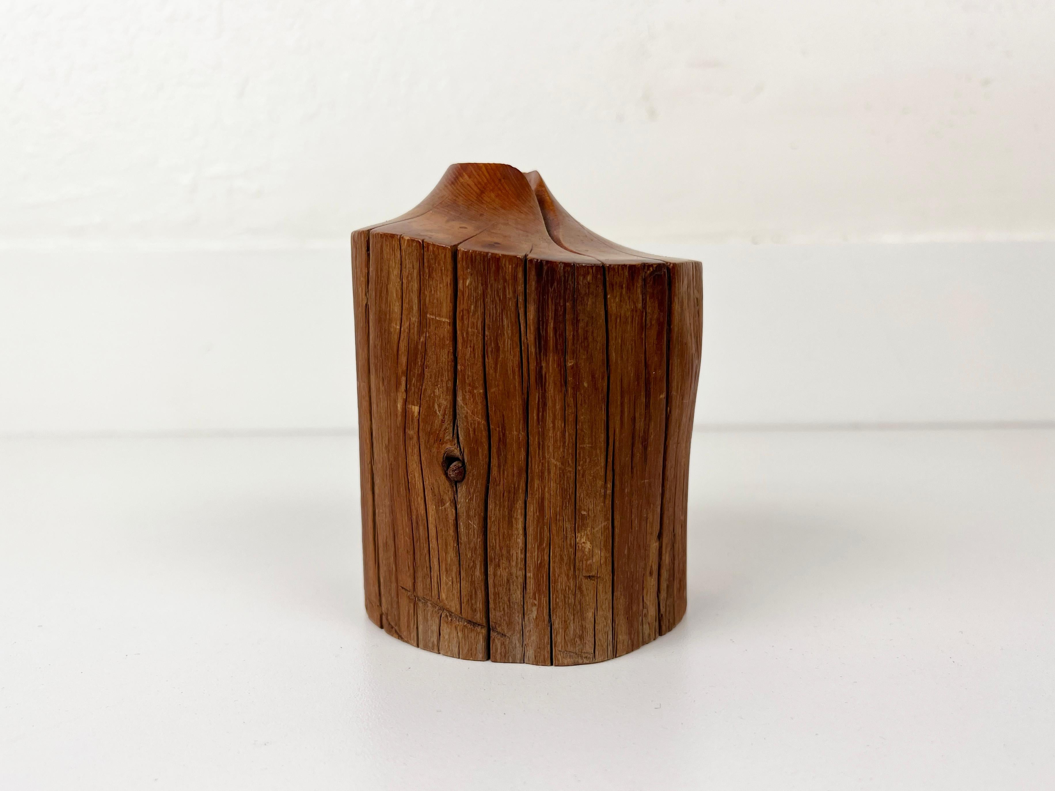 Vieux budvase sculpté à la main en teck. 

Artiste : Inconnu

Année : 1960

Style : Moderne du milieu du siècle

Dimensions : 4,5