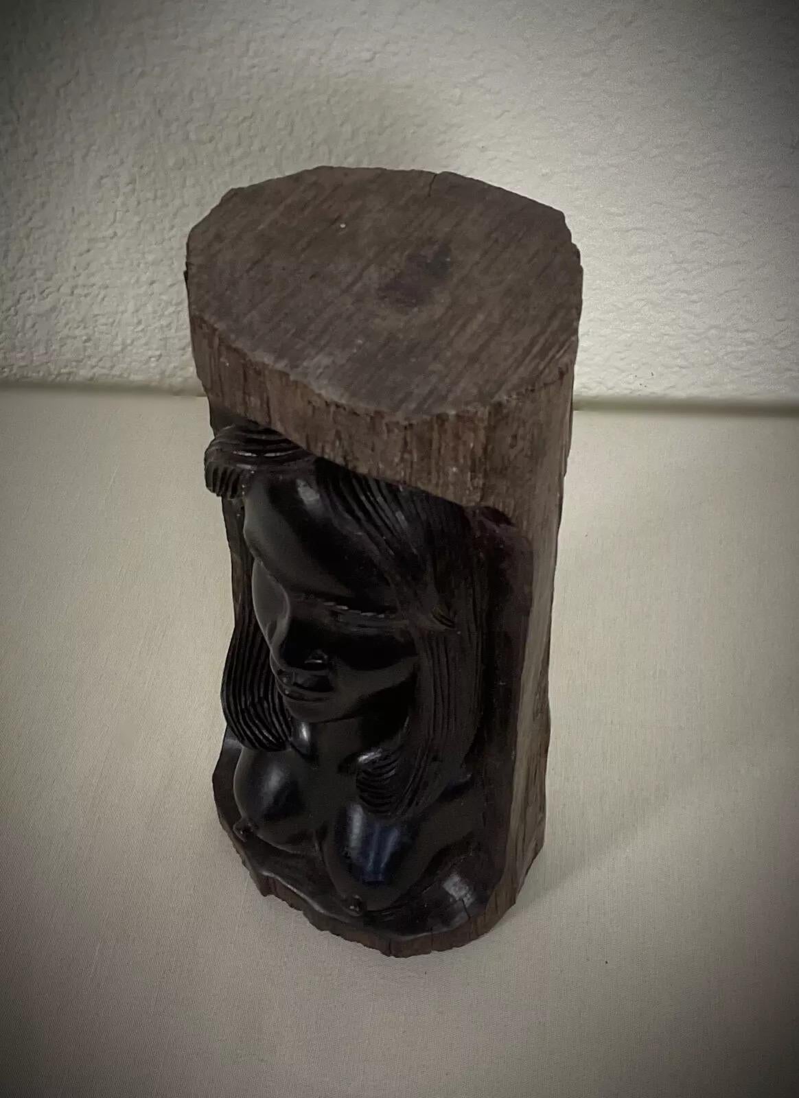 Es handelt sich um eine authentische, handgeschnitzte madagassische Vintage-Skulptur, die eine nackte weibliche Figur darstellt und kunstvoll aus massivem Ebenholz gefertigt ist. Dieses aus Madagaskar stammende Stück aus der Mitte des 20.