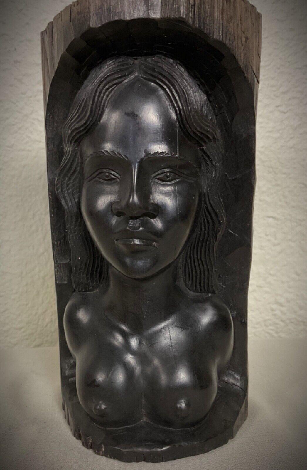 Escultura vintage de madera de ébano malgache tallada a mano - Figura femenina desnuda - 2Y418 mediados del siglo XX en venta