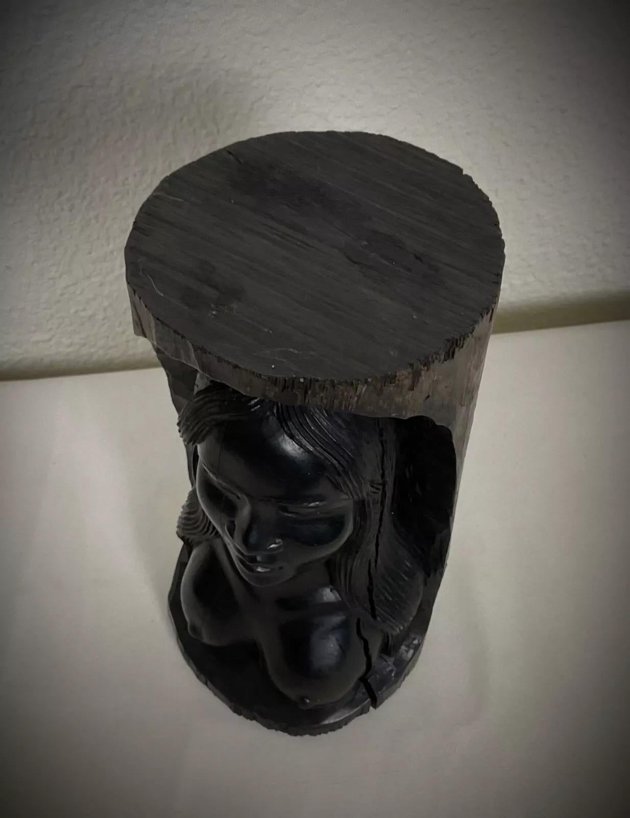 Diese handgeschnitzte madagassische Skulptur im Vintage-Stil stellt eine anmutige nackte Frau dar, die sorgfältig aus massivem Ebenholz gefertigt wurde. Dieses originale Kunstwerk aus der Mitte des Jahrhunderts (1950-1969) ist mit Bera signiert und