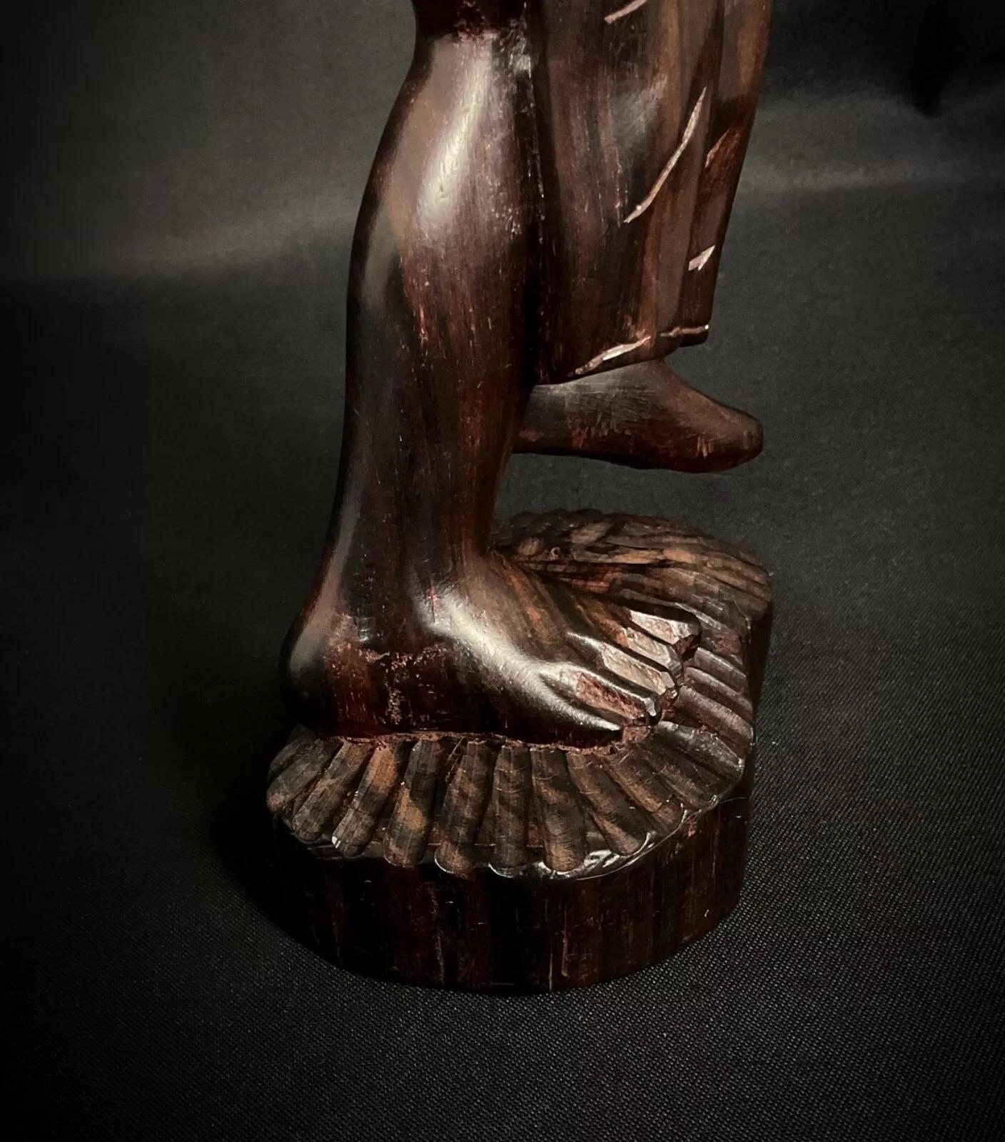 Handgeschnitzte Skulptur aus madagassischem Palisanderholz - 1950er Jahre - 34,5 cm - 2Y407 im Angebot 6