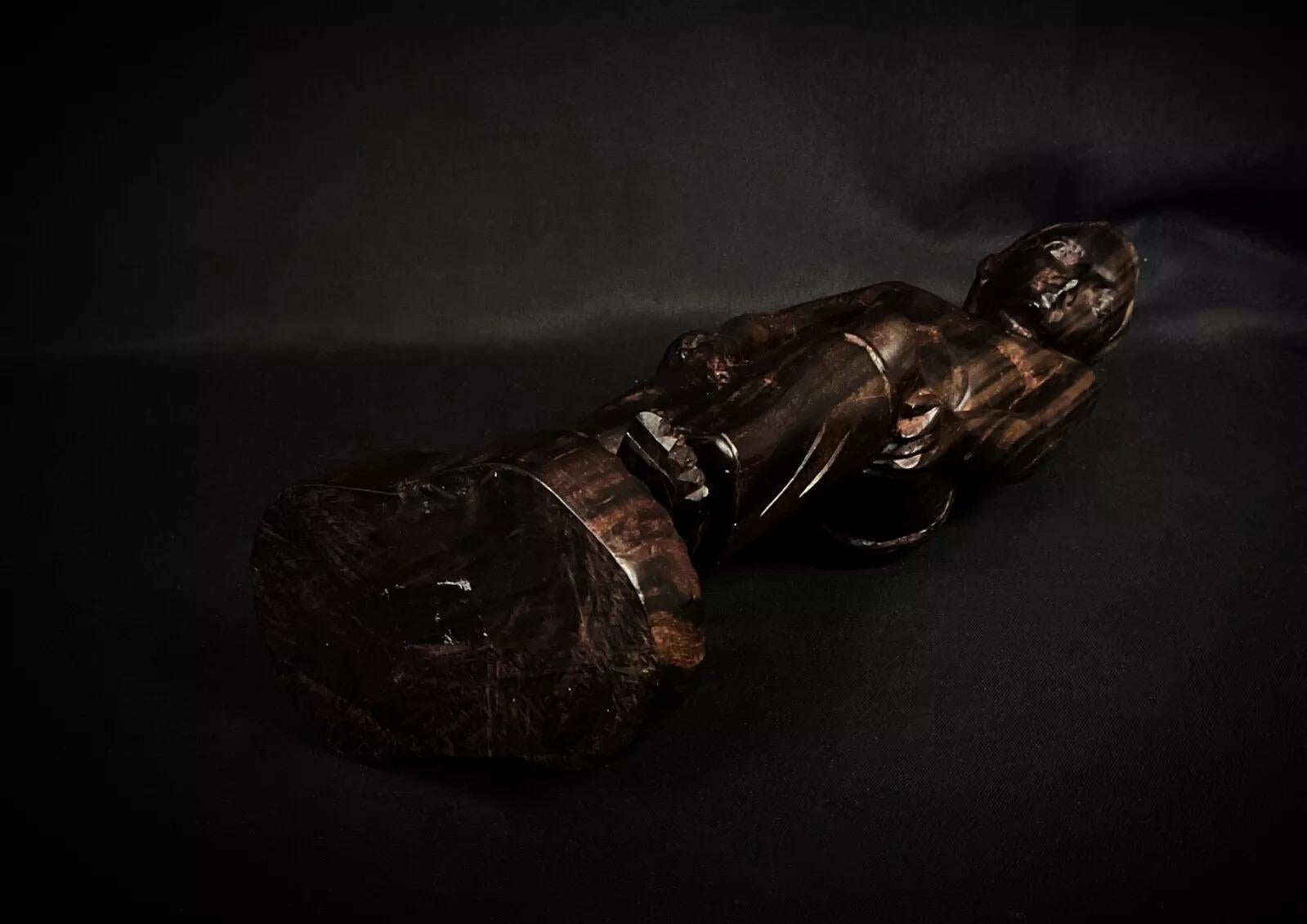 Handgeschnitzte Skulptur aus madagassischem Palisanderholz - 1950er Jahre - 34,5 cm - 2Y407 im Zustand „Gut“ im Angebot in Bordeaux, FR
