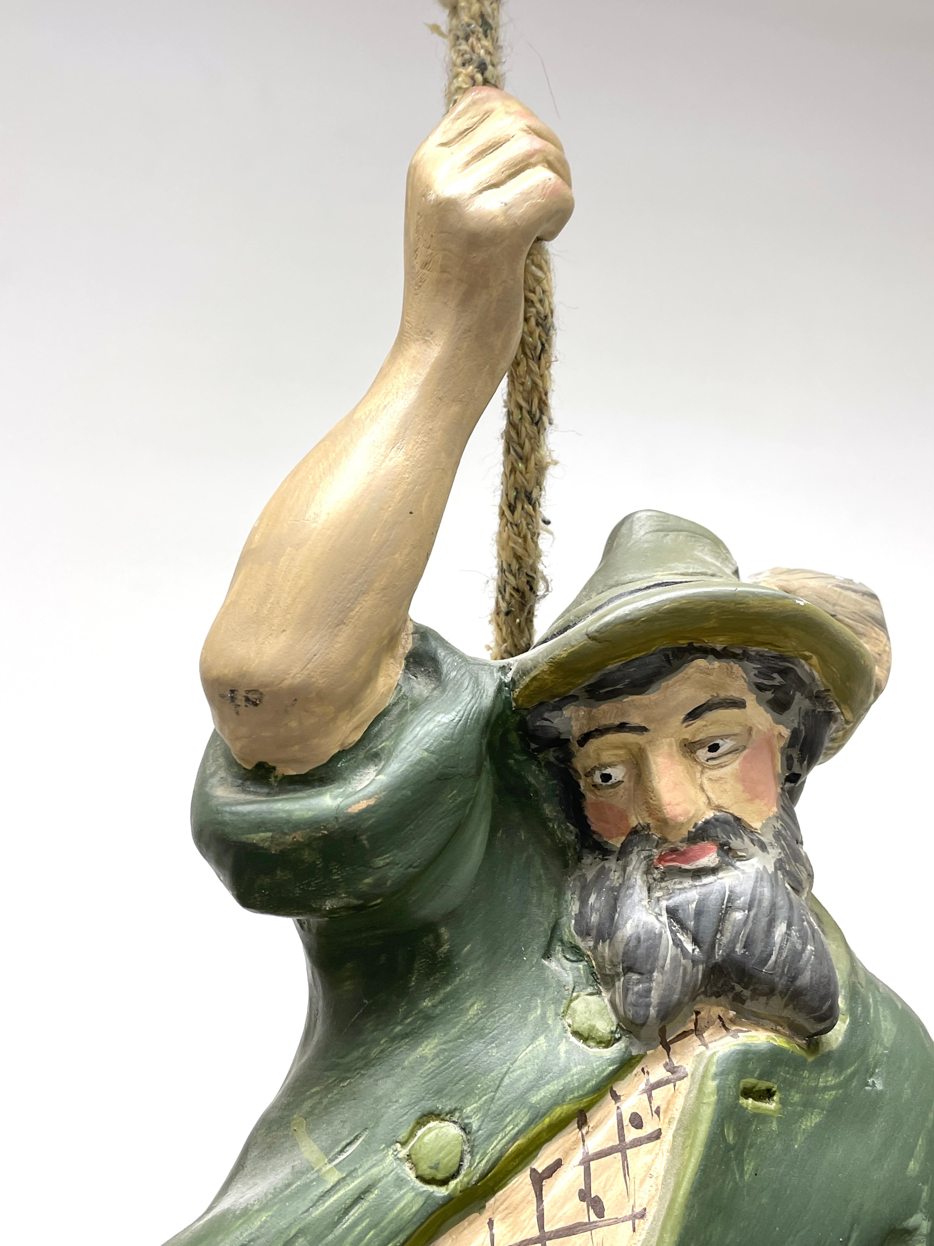 Lampe pendante vintage sculptée à la main en forme de grimpeur ou d'alpiniste en vente 3