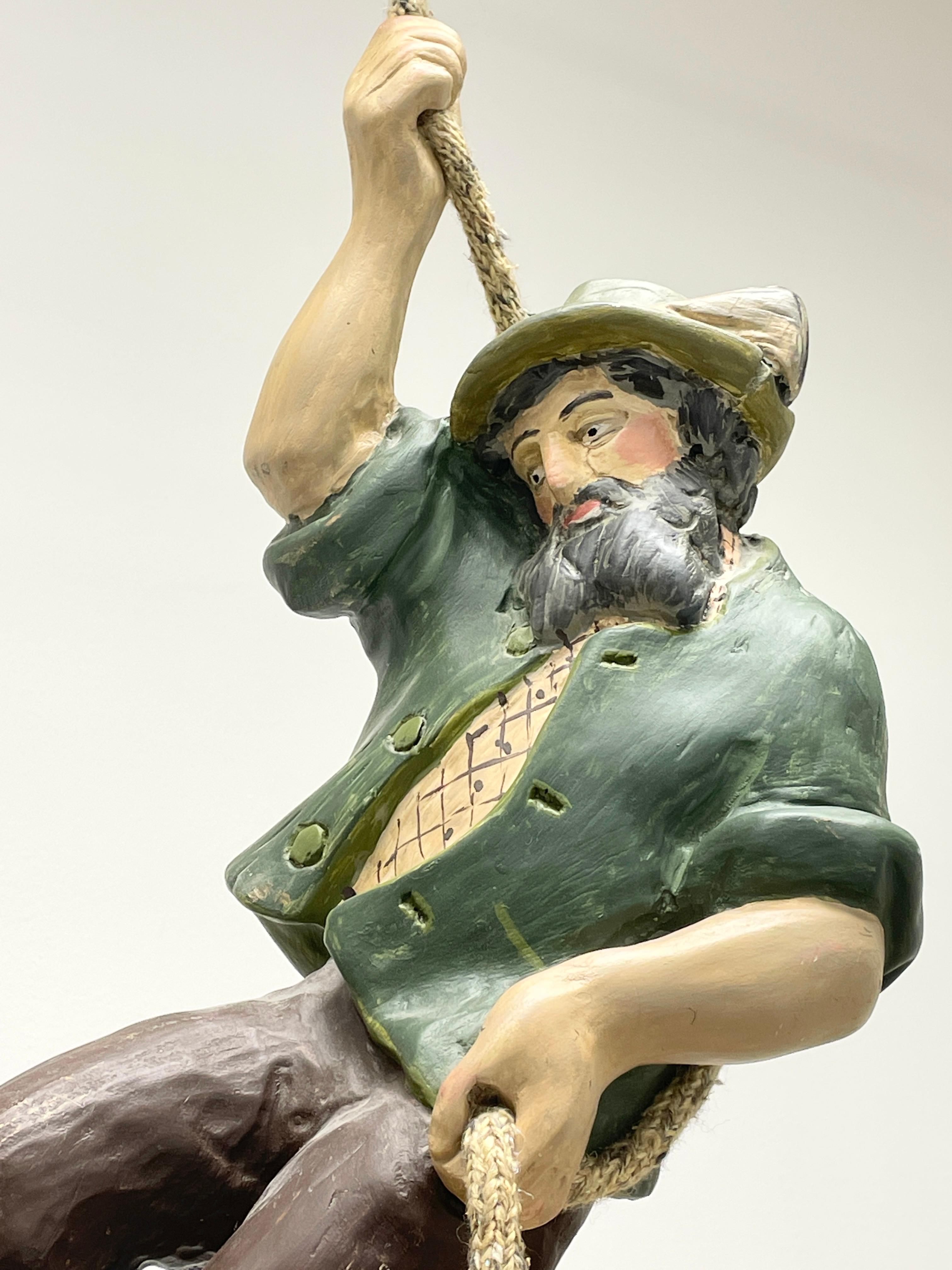 Forêt-Noire Lampe pendante vintage sculptée à la main en forme de grimpeur ou d'alpiniste en vente