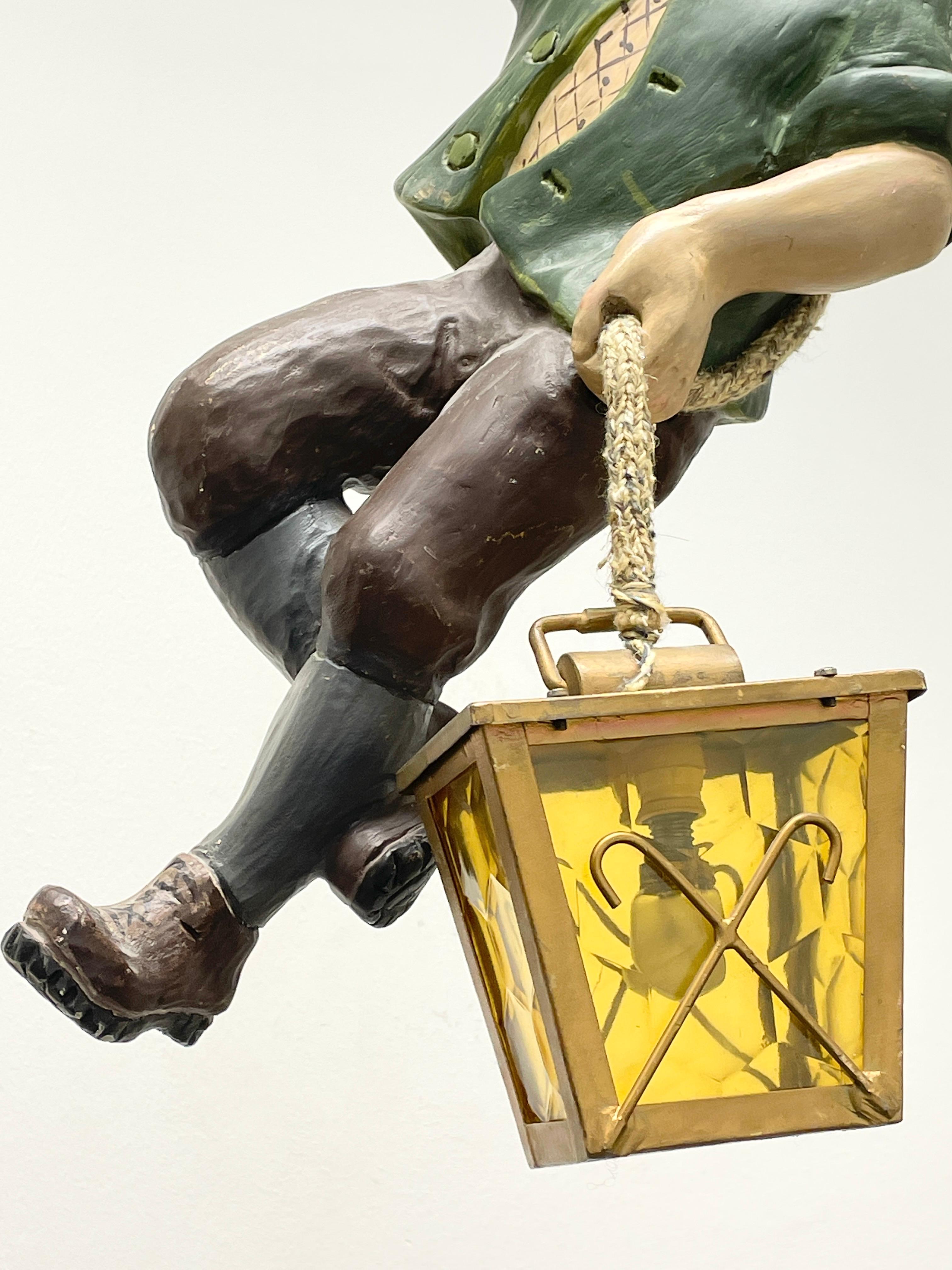 Allemand Lampe pendante vintage sculptée à la main en forme de grimpeur ou d'alpiniste en vente