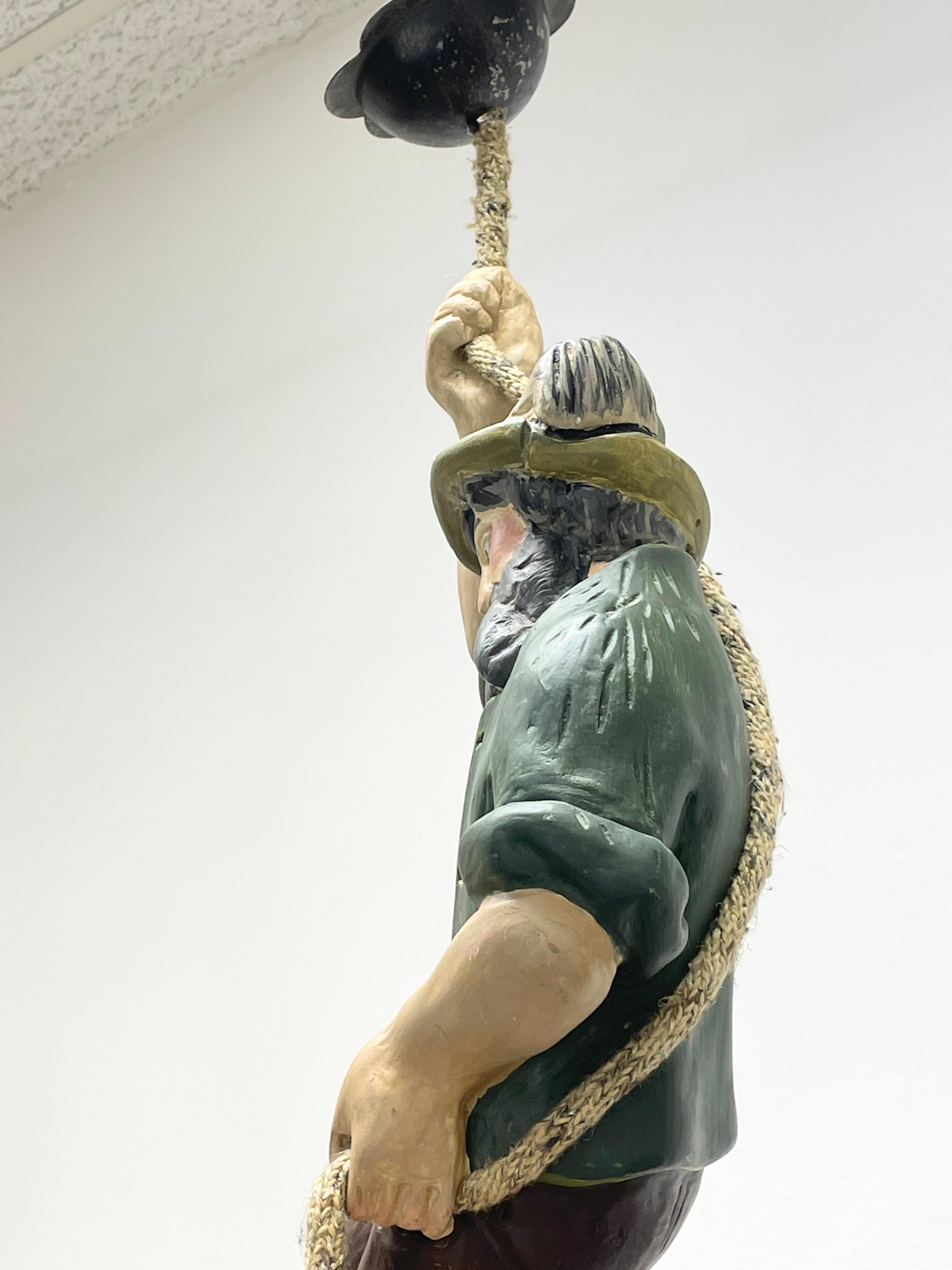 Fin du 20e siècle Lampe pendante vintage sculptée à la main en forme de grimpeur ou d'alpiniste en vente