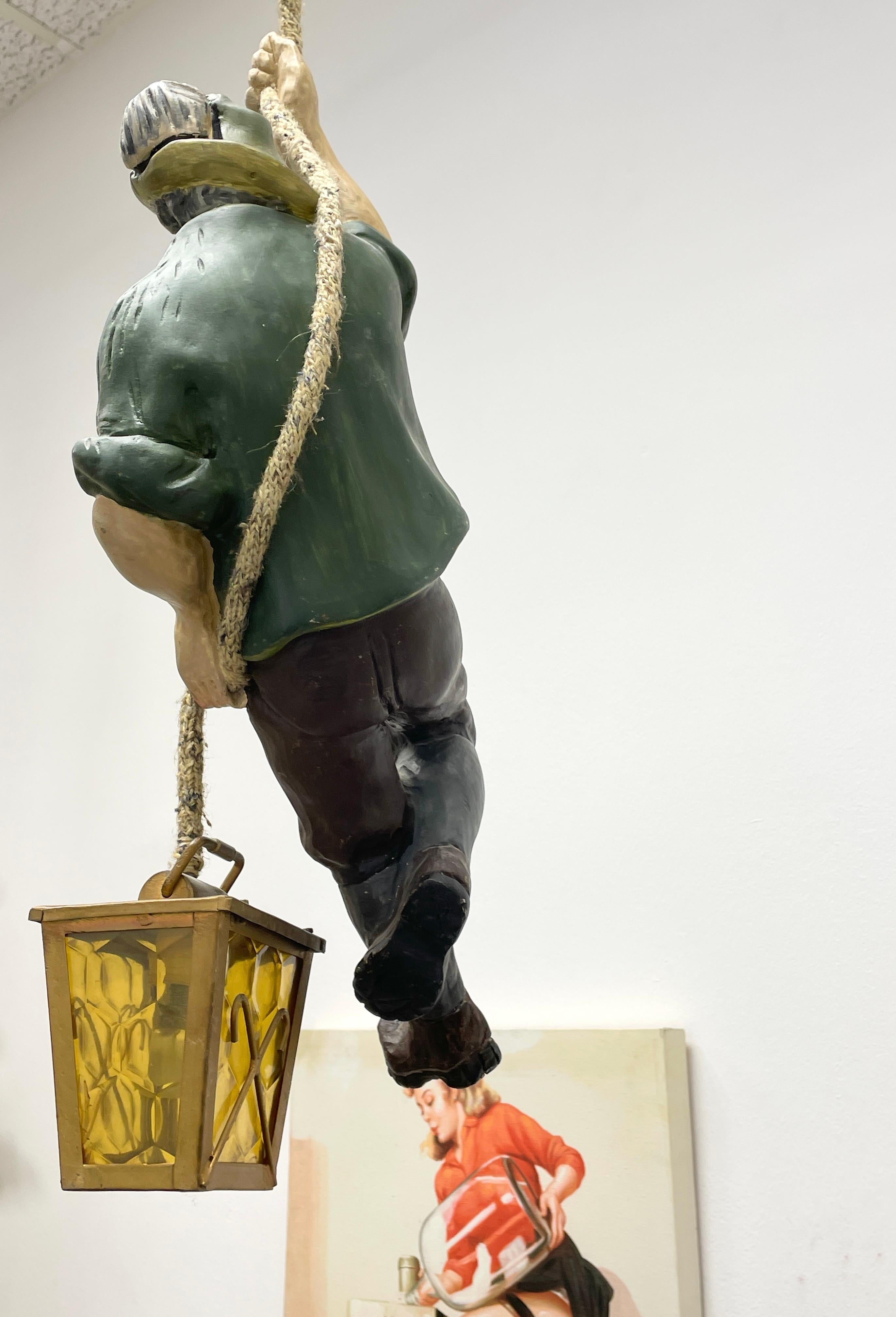 Métal Lampe pendante vintage sculptée à la main en forme de grimpeur ou d'alpiniste en vente