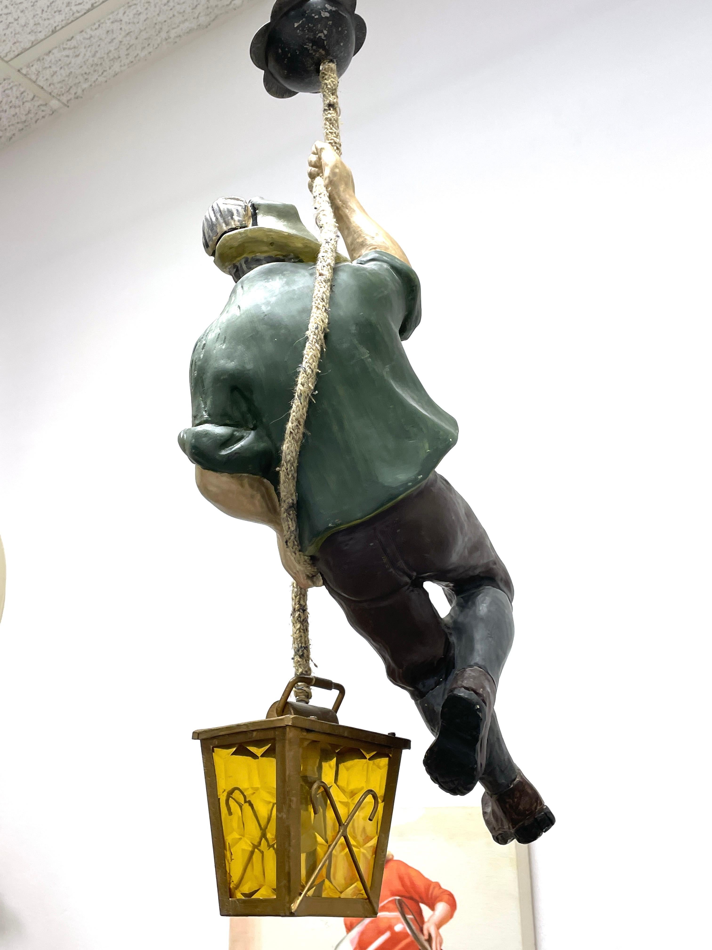 Lampe pendante vintage sculptée à la main en forme de grimpeur ou d'alpiniste en vente 1