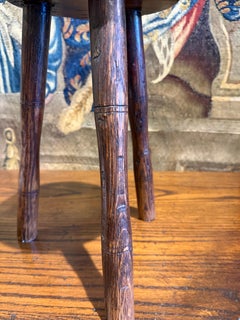 Sgabello da mungitura vintage in rovere intagliato a mano, finitura rustica, Australia, anni '00 del Novecento