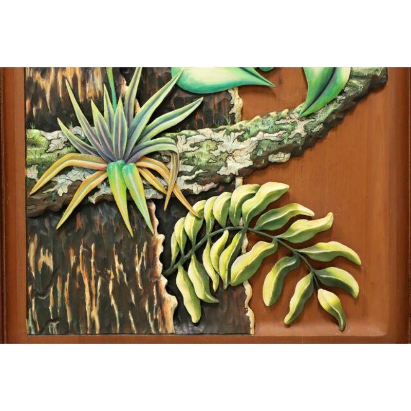 20ième siècle Porte/panneau de porte du Honduras sculpté et peint à la main - feuillage et oiseaux tropicaux