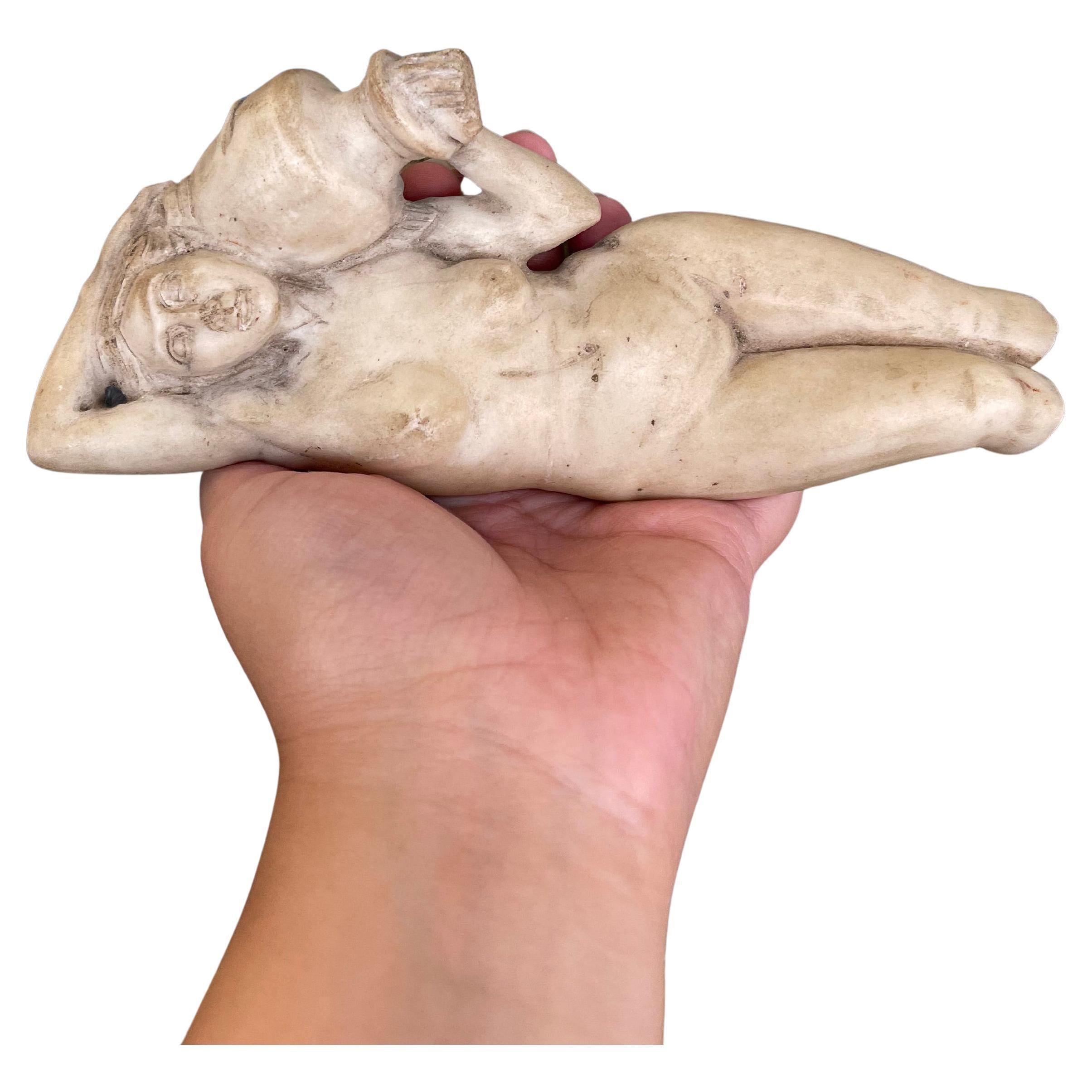 Vintage Sculpture en albâtre probablement sculptée à la main d
une femme nue couchée