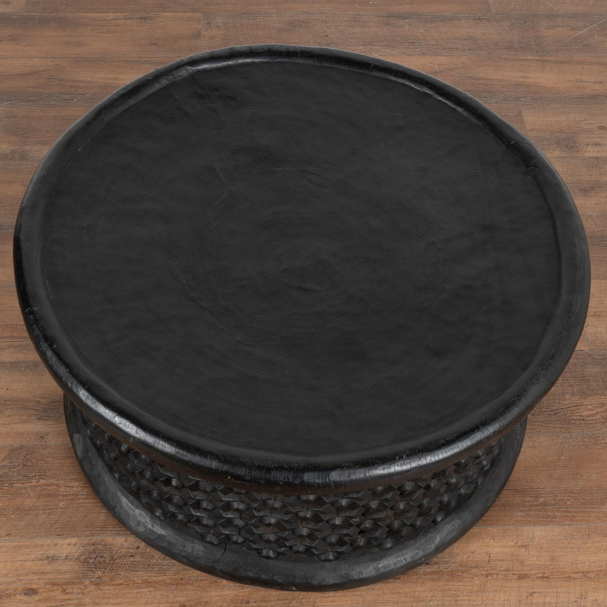 Tribal Table basse ronde noire sculptée à la main du Cameroun, Afrique en vente