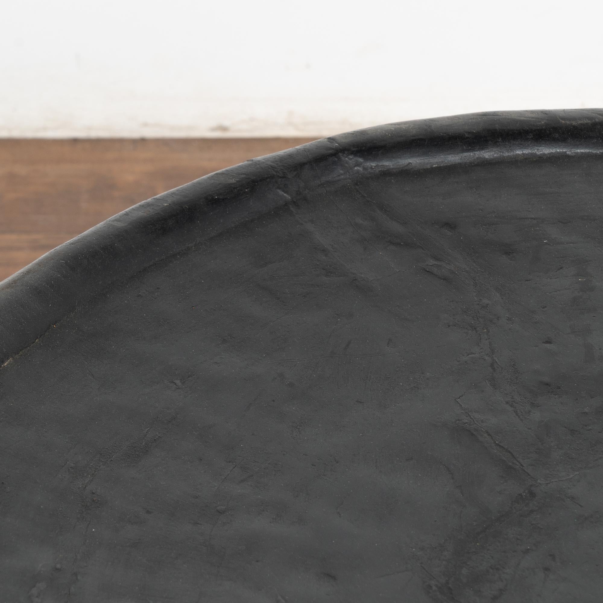 Camerounais Table basse ronde noire sculptée à la main du Cameroun, Afrique en vente