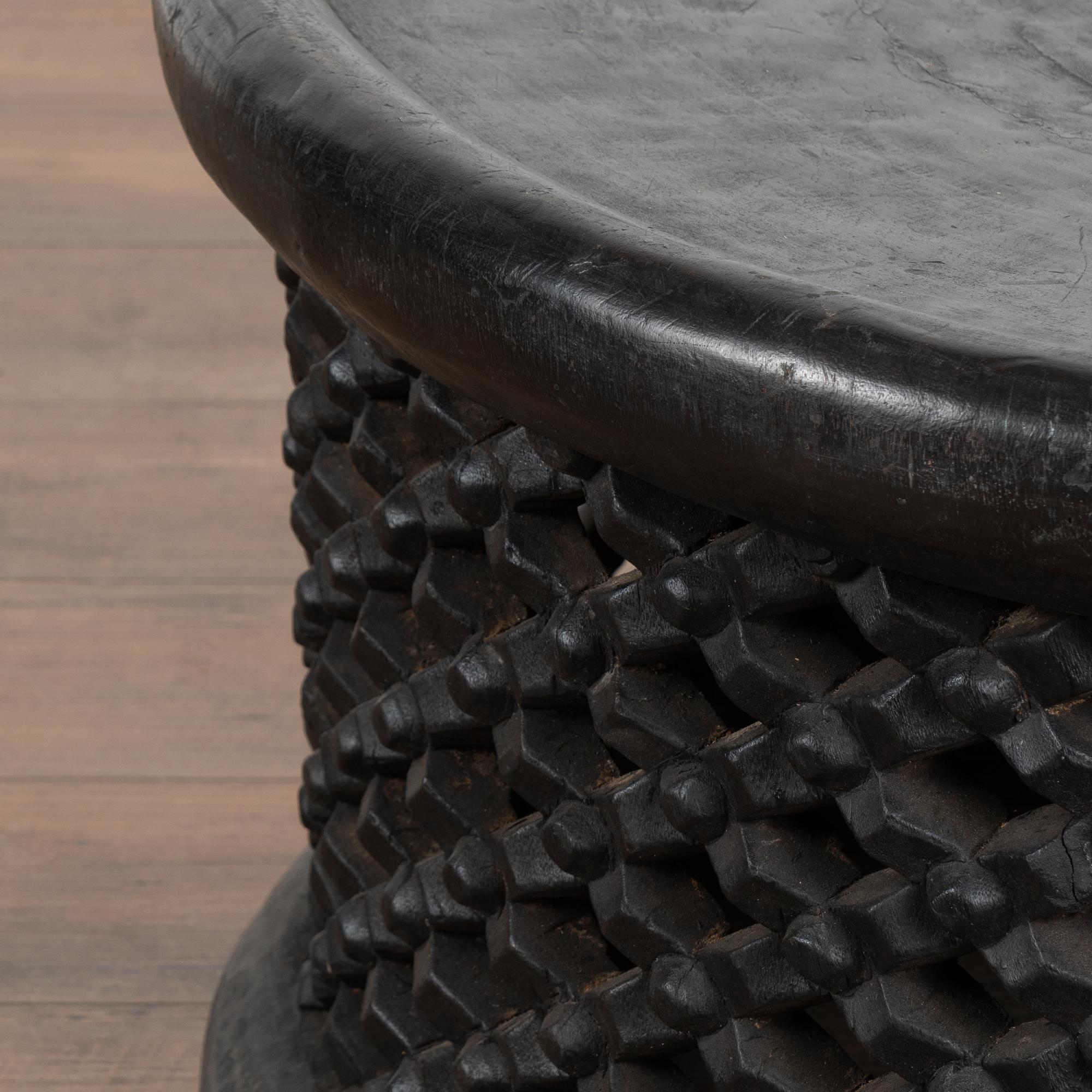 Table basse ronde noire sculptée à la main du Cameroun, Afrique Bon état - En vente à Round Top, TX