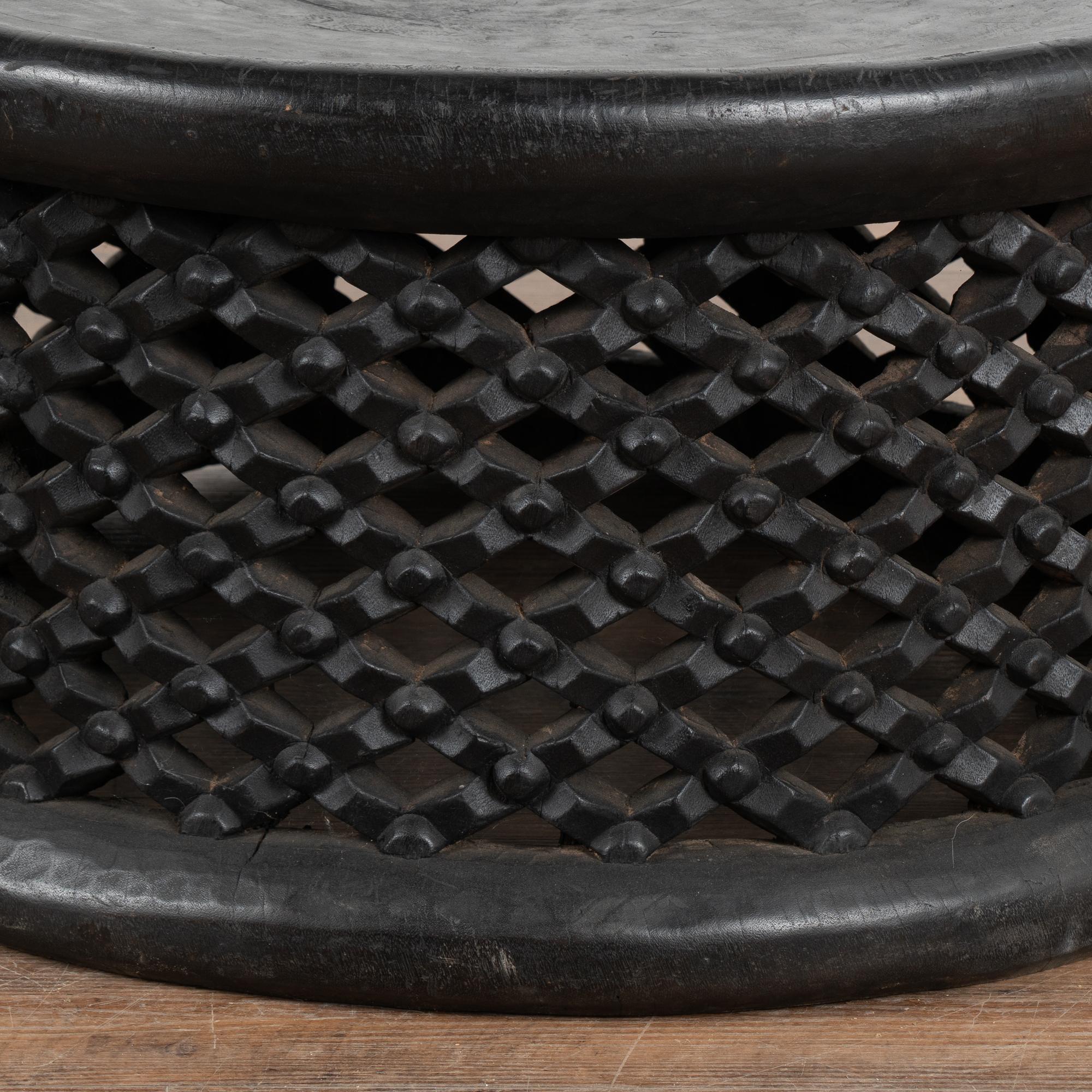 20ième siècle Table basse ronde noire sculptée à la main du Cameroun, Afrique en vente