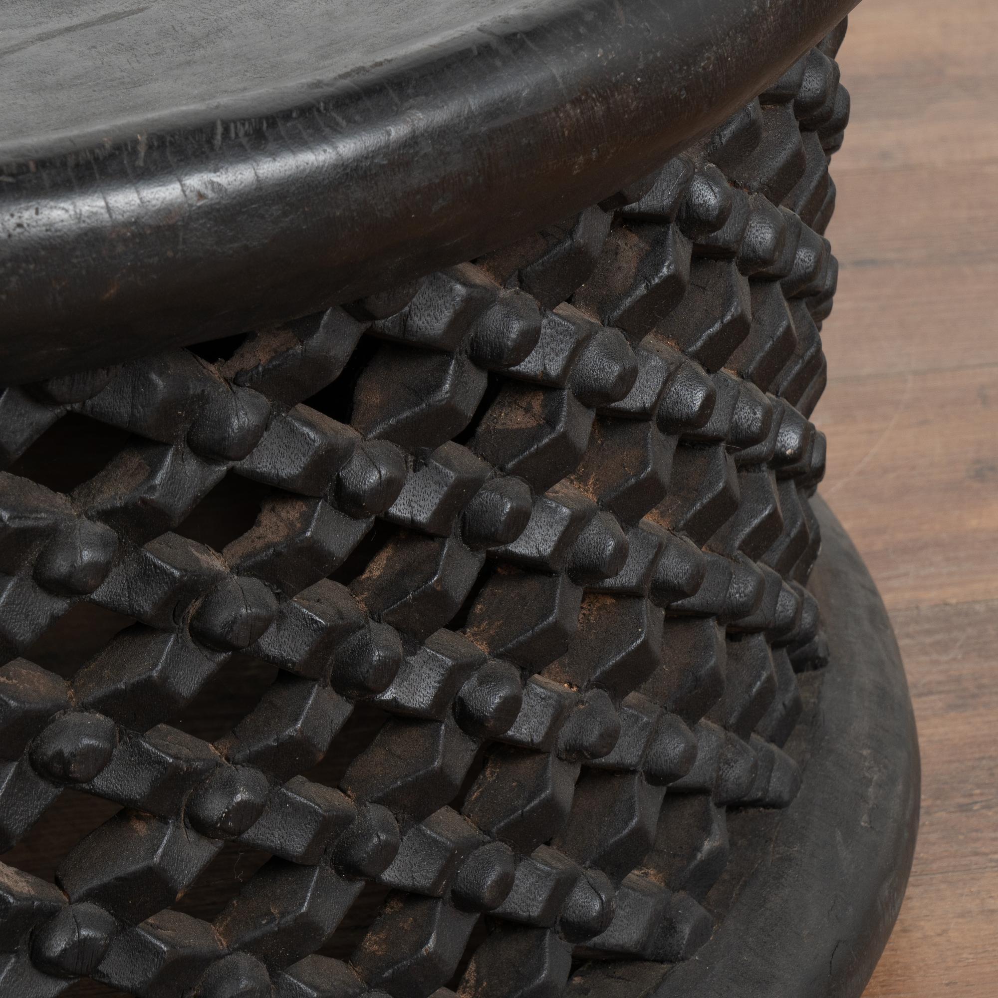 Bois Table basse ronde noire sculptée à la main du Cameroun, Afrique en vente