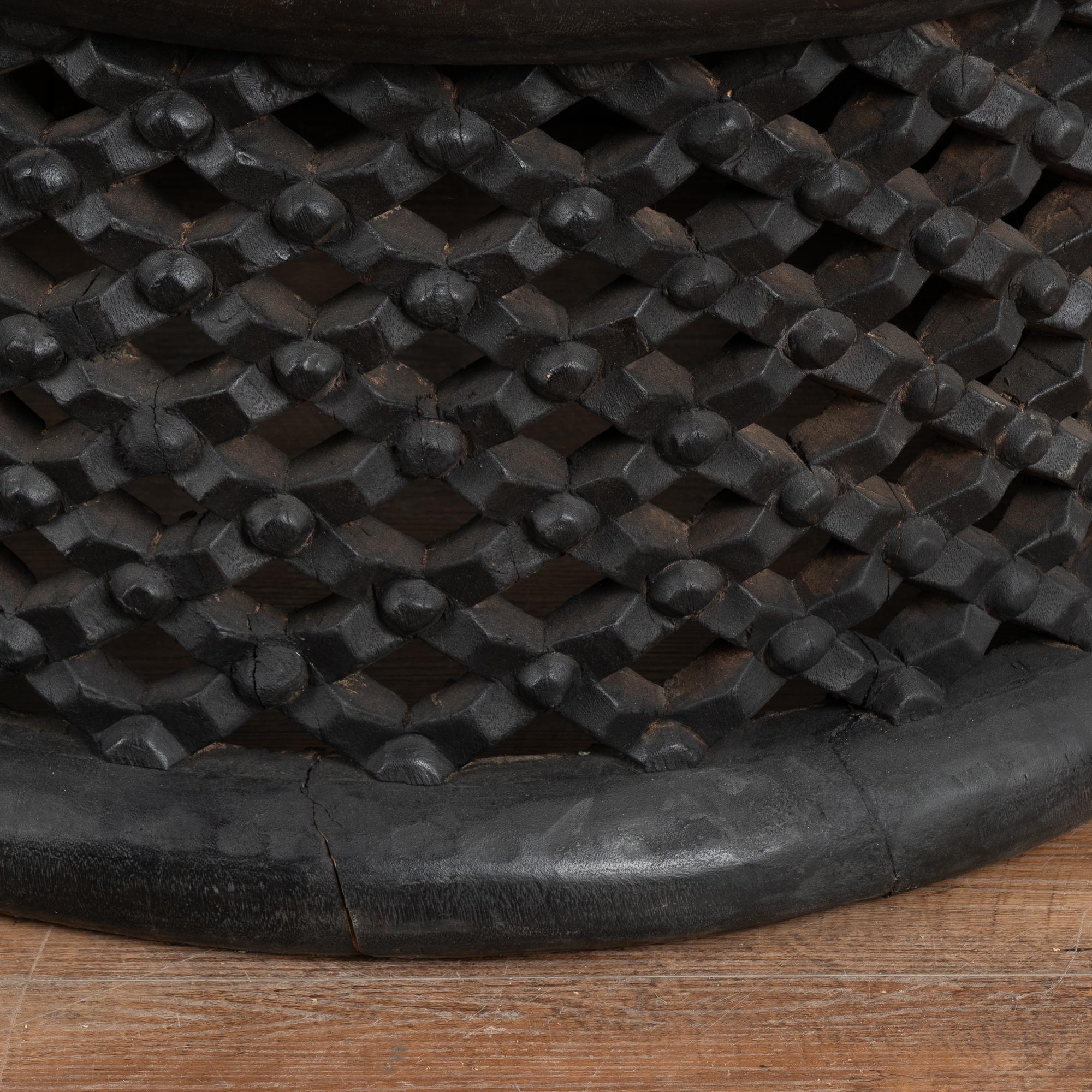 Table basse ronde noire sculptée à la main du Cameroun, Afrique en vente 1