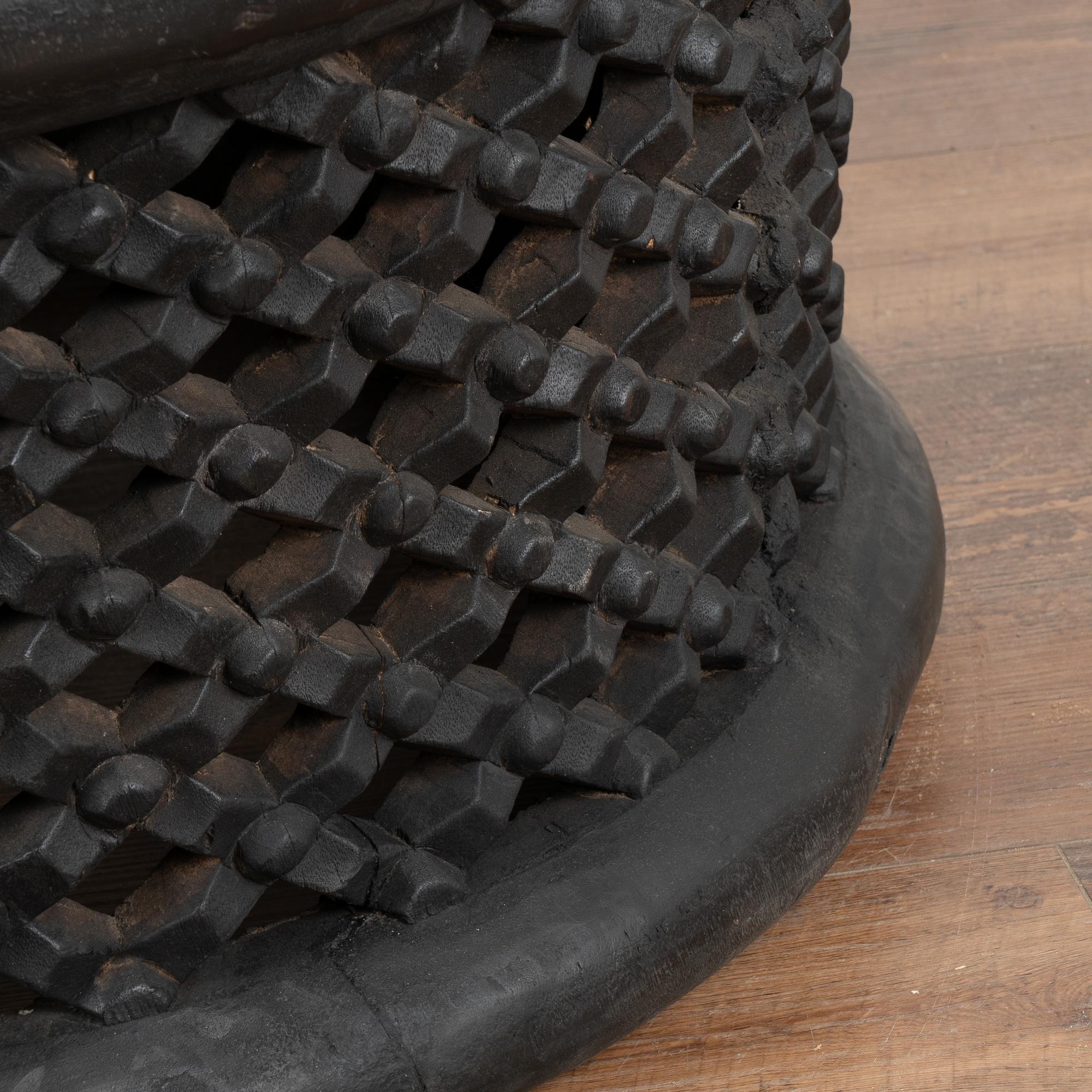 Table basse ronde noire sculptée à la main du Cameroun, Afrique en vente 2