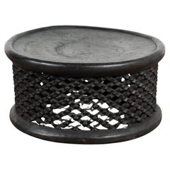 Mesa de centro redonda negra tallada a mano vintage de Camerún, África