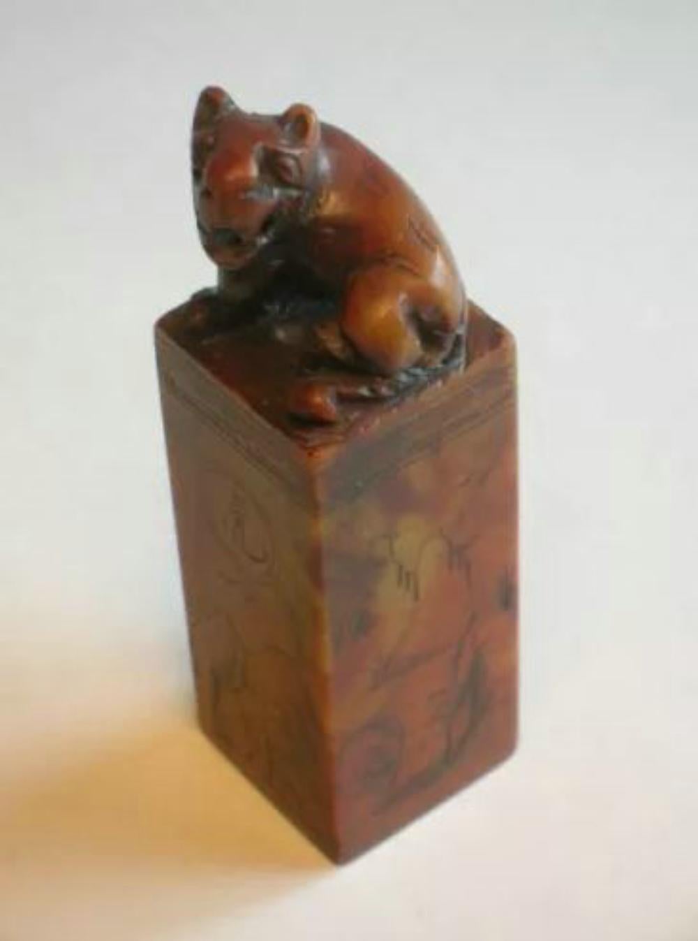 Sigillo d'epoca in pietra ollare scolpita a mano - bestia mitica sulla parte superiore - scatola originale di presentazione/imbottita in tessuto - firmata - Cina - metà del XX secolo.

Eccellenti condizioni d'epoca - nessuna perdita - nessun danno -