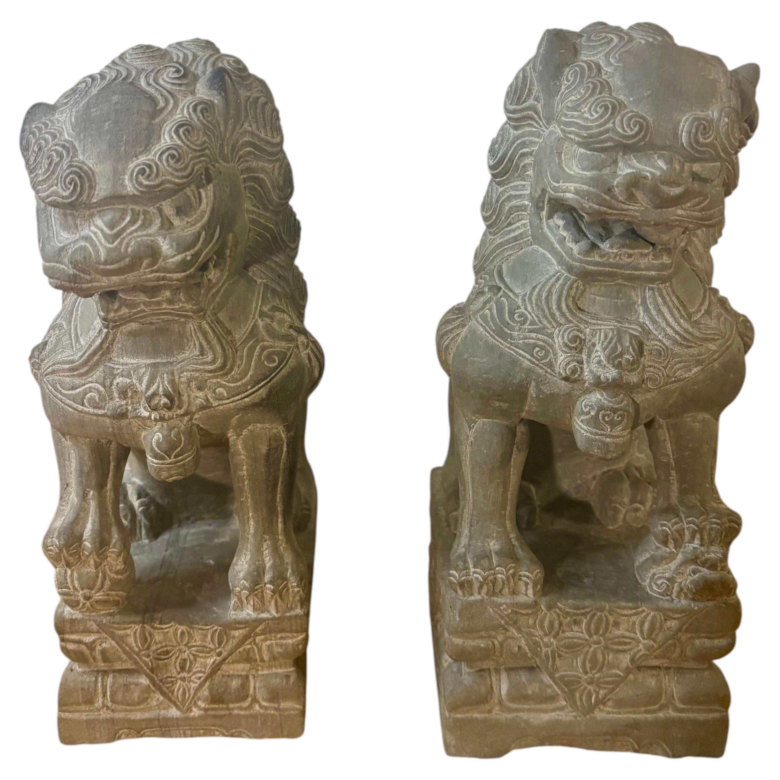 Antike, handgeschnitzte Foo-Hunde (Wächterlöwen) aus Stein, Paar, asiatische Gartenskulpturen
