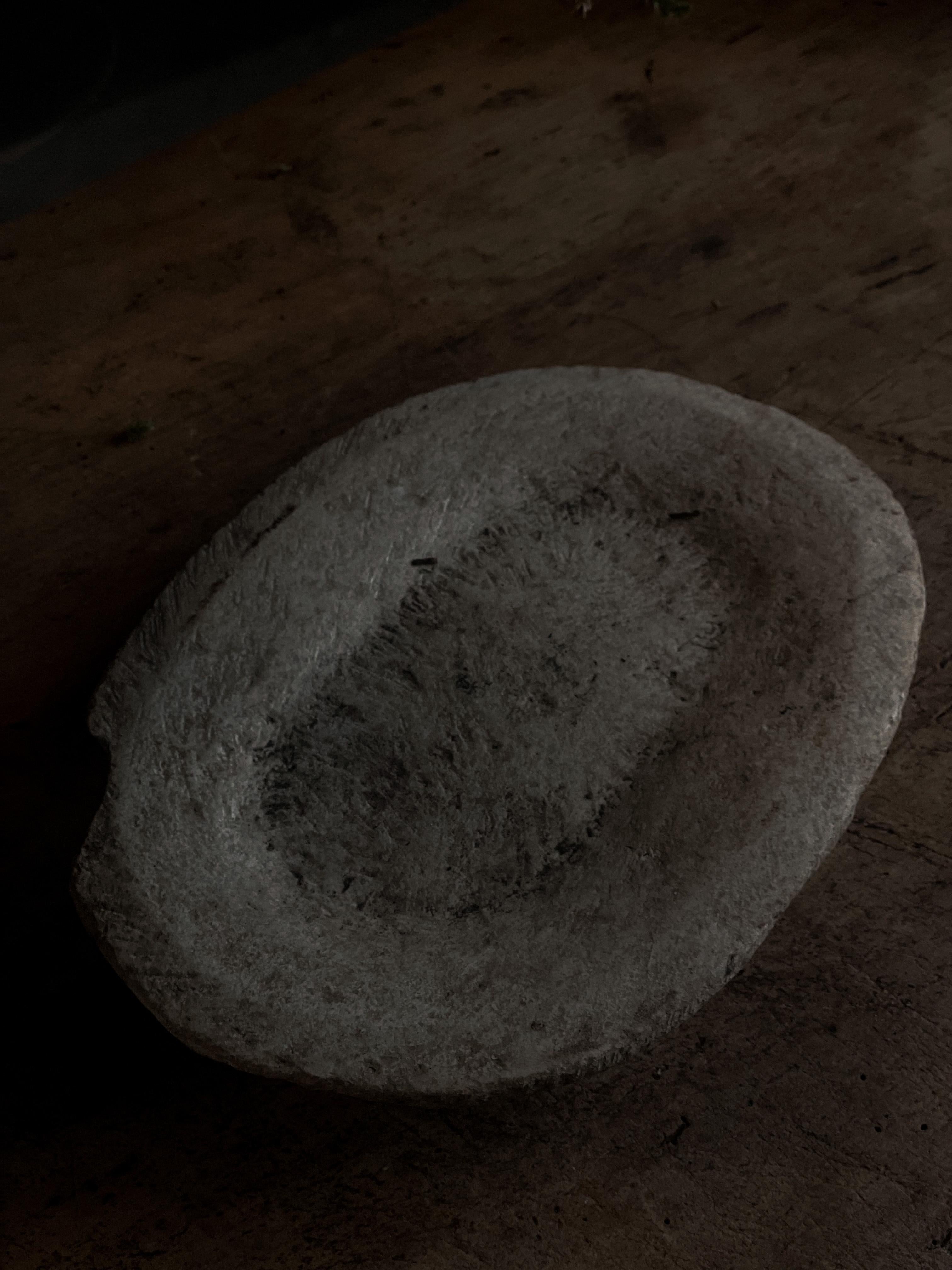 Assiette vintage en pierre sculptée à la main provenant d'Asie, écaillée sur un côté comme le montre la photo. 