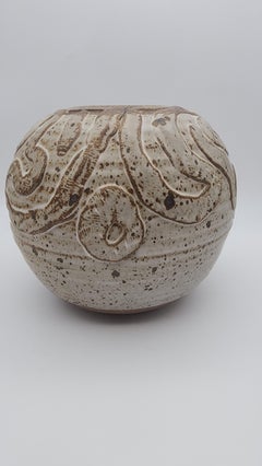 Vase Vintage en Studio Pottery, sculpté à la main, à glaçure crème mouchetée