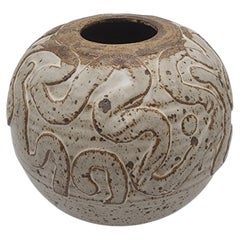 Vase Vintage en Studio Pottery, sculpté à la main, à glaçure crème mouchetée