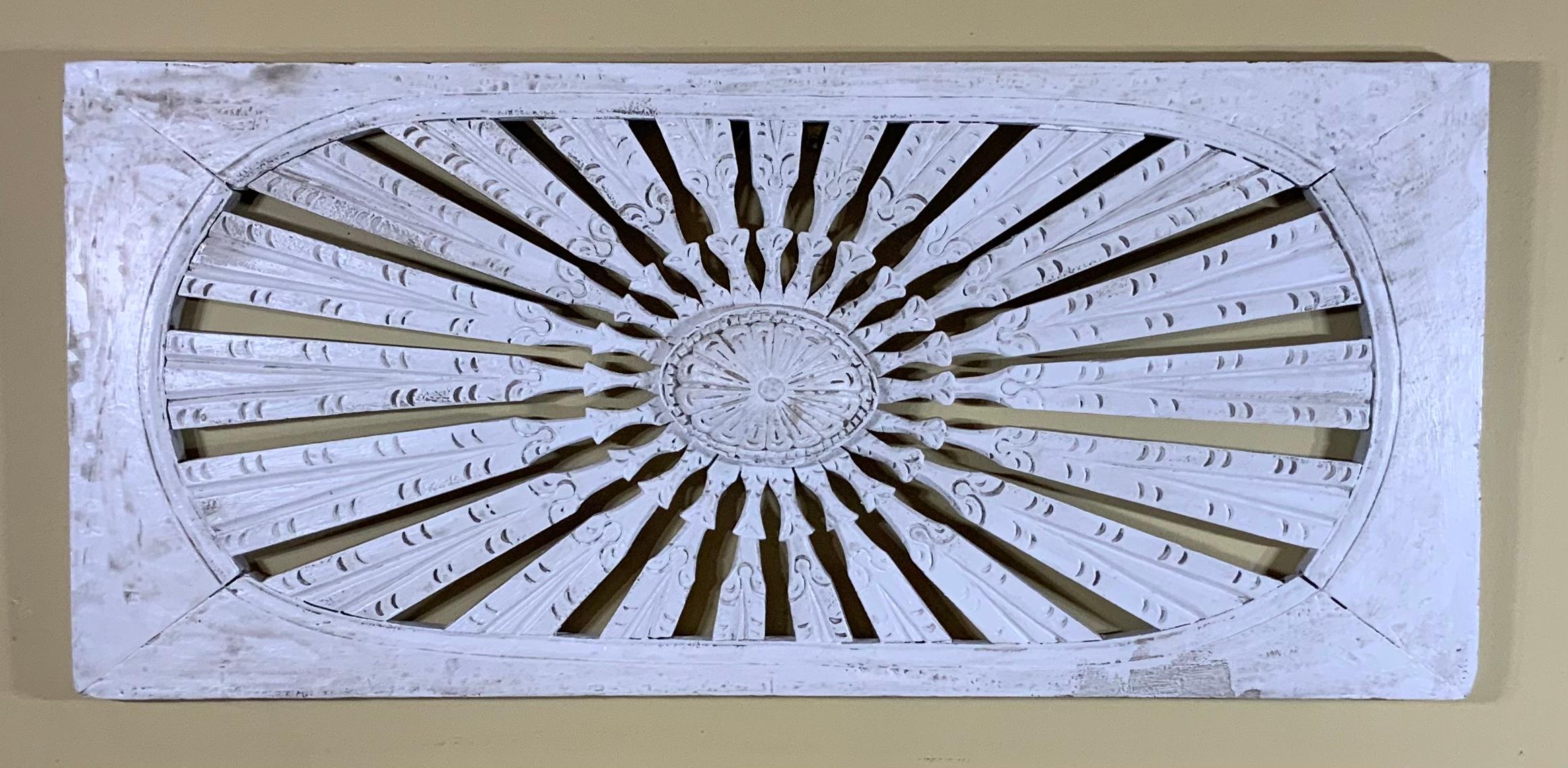 Precioso colgante de pared tallado a mano en madera, con motivo de estallido de sol, pintado a mano en color blanco, con acento grisáceo, muy bonita pátina.