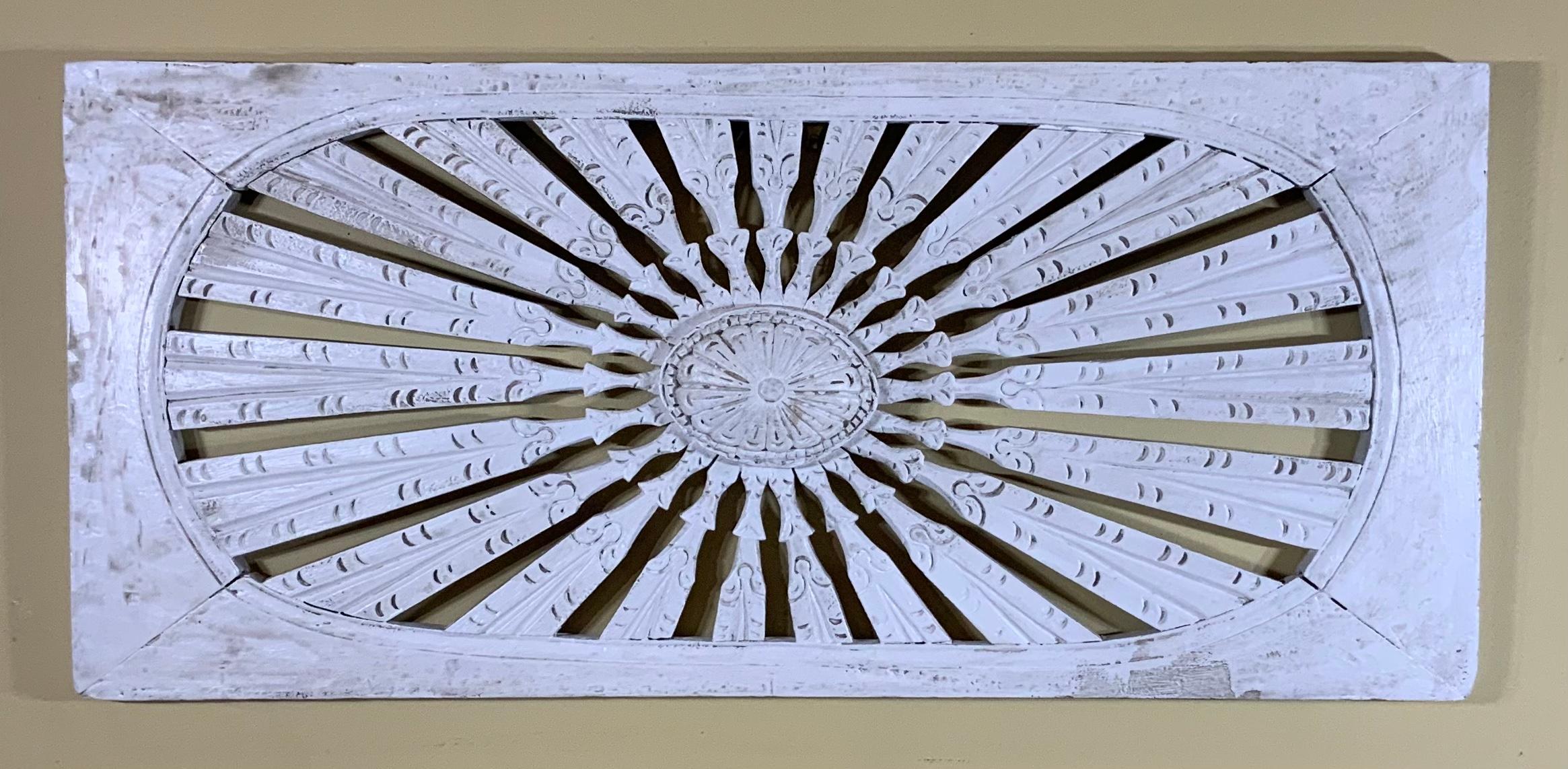 Schöner handgeschnitzter Wandbehang aus Holz, mit Sonnenblumenmotiv, handbemalt in weißer Farbe, mit gräulichem Akzent, sehr schöne Patina.