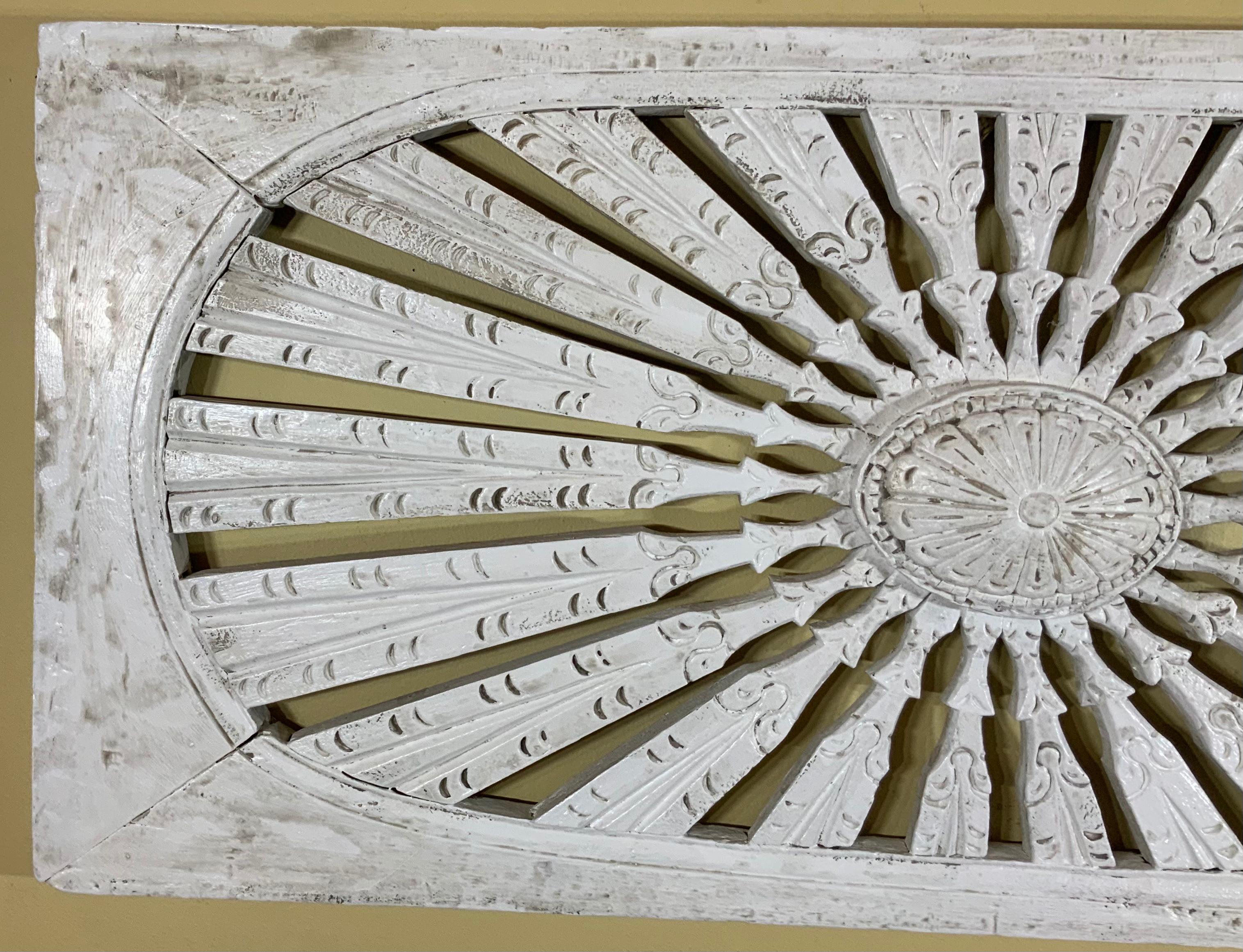 Colgante de Pared de Madera Arquitectónica Vintage Tallado a Mano Ráfaga de Sol en Bueno estado para la venta en Delray Beach, FL