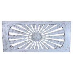 Appendiabiti da parete in legno architettonico vintage intagliato a mano con esplosione di sole