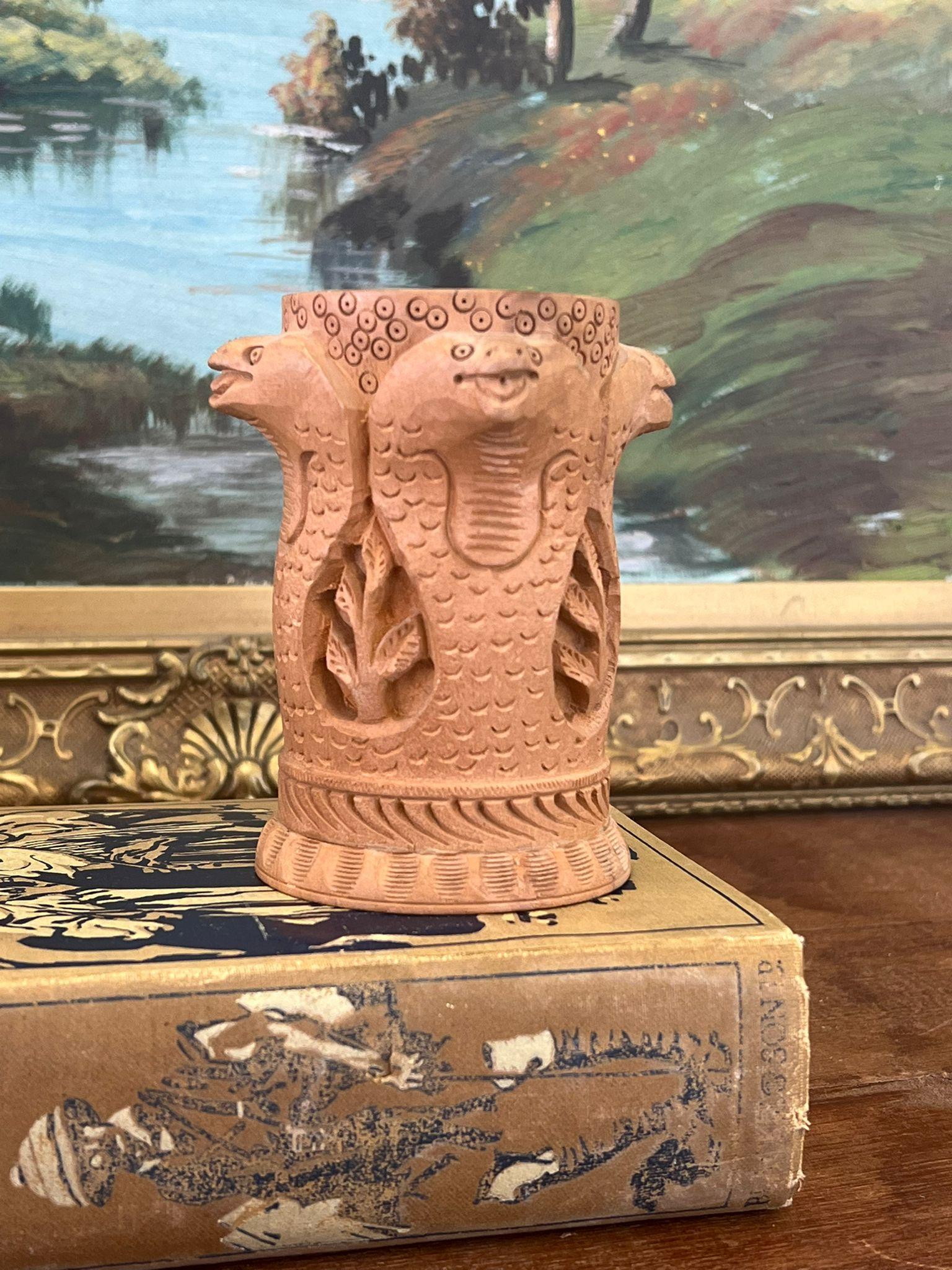  Meticulosamente elaborado a mano por los talentosos y hábiles talladores de madera de la India, este organizador seguro que añade un aspecto vintage a tu mesa o escritorio. Esta Pieza tiene bonita pátina y carácter. Estado Vintage, como en la foto.