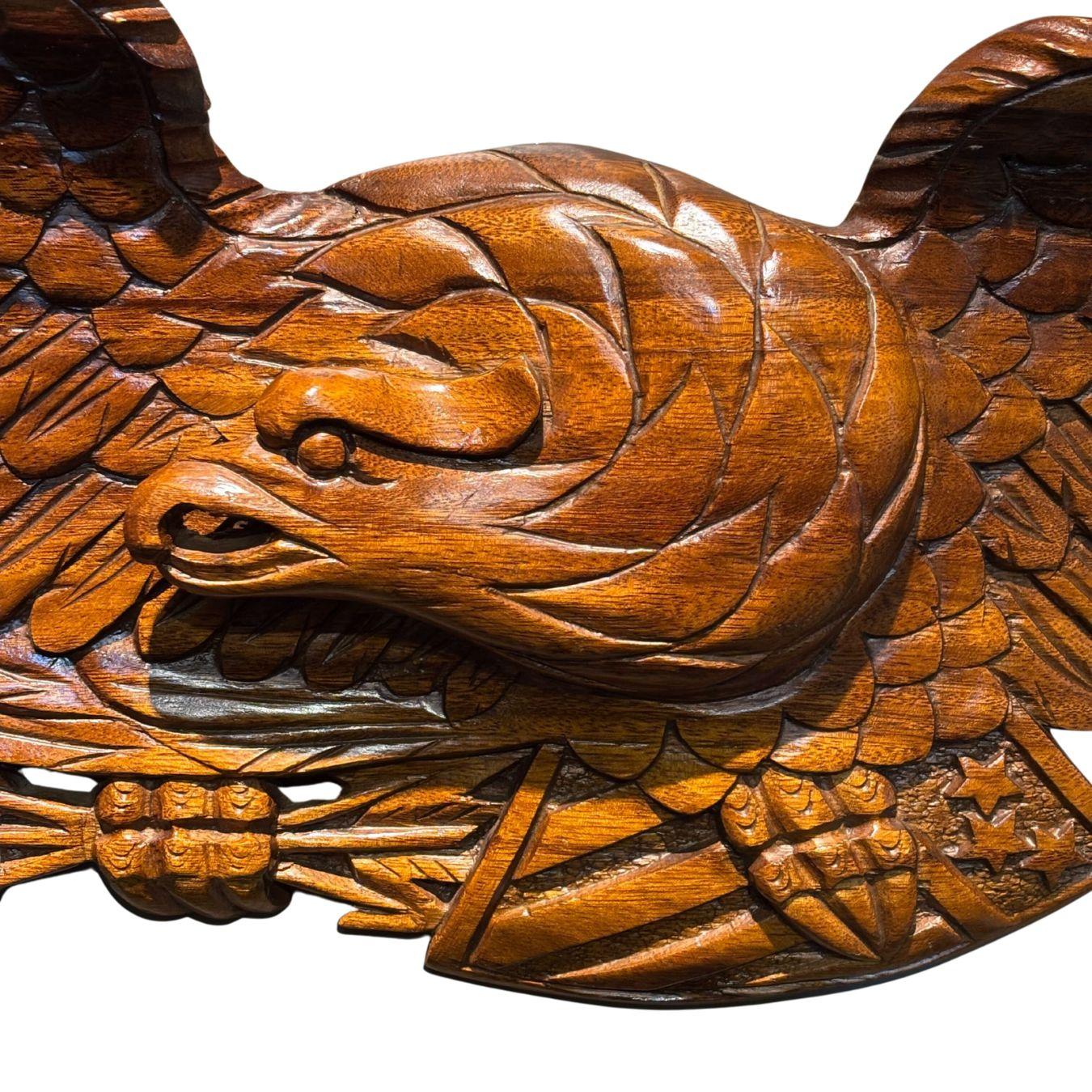 Americano Aquila Bellamy d'epoca in teak intagliata a mano con scudo in vendita