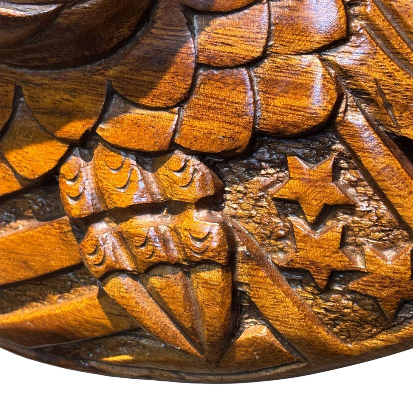 Intagliato Aquila Bellamy d'epoca in teak intagliata a mano con scudo in vendita