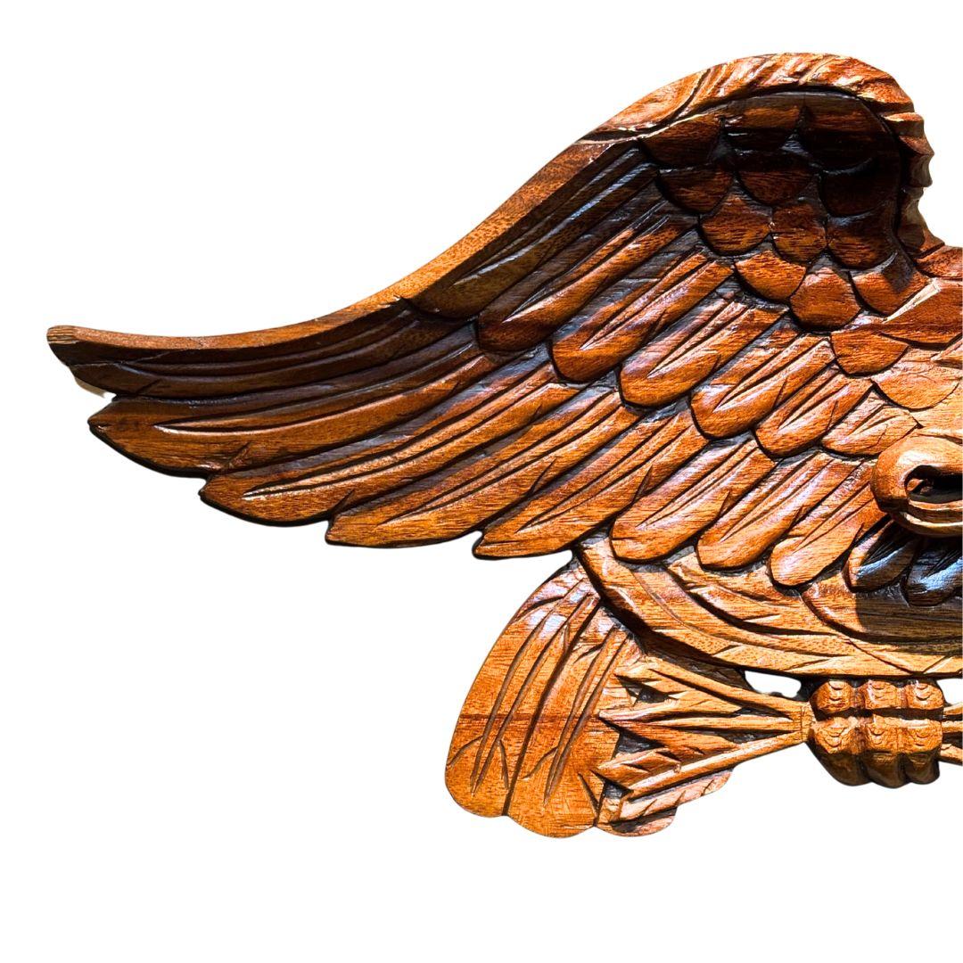 Aquila Bellamy d'epoca in teak intagliata a mano con scudo In condizioni buone in vendita a Colorado Springs, CO