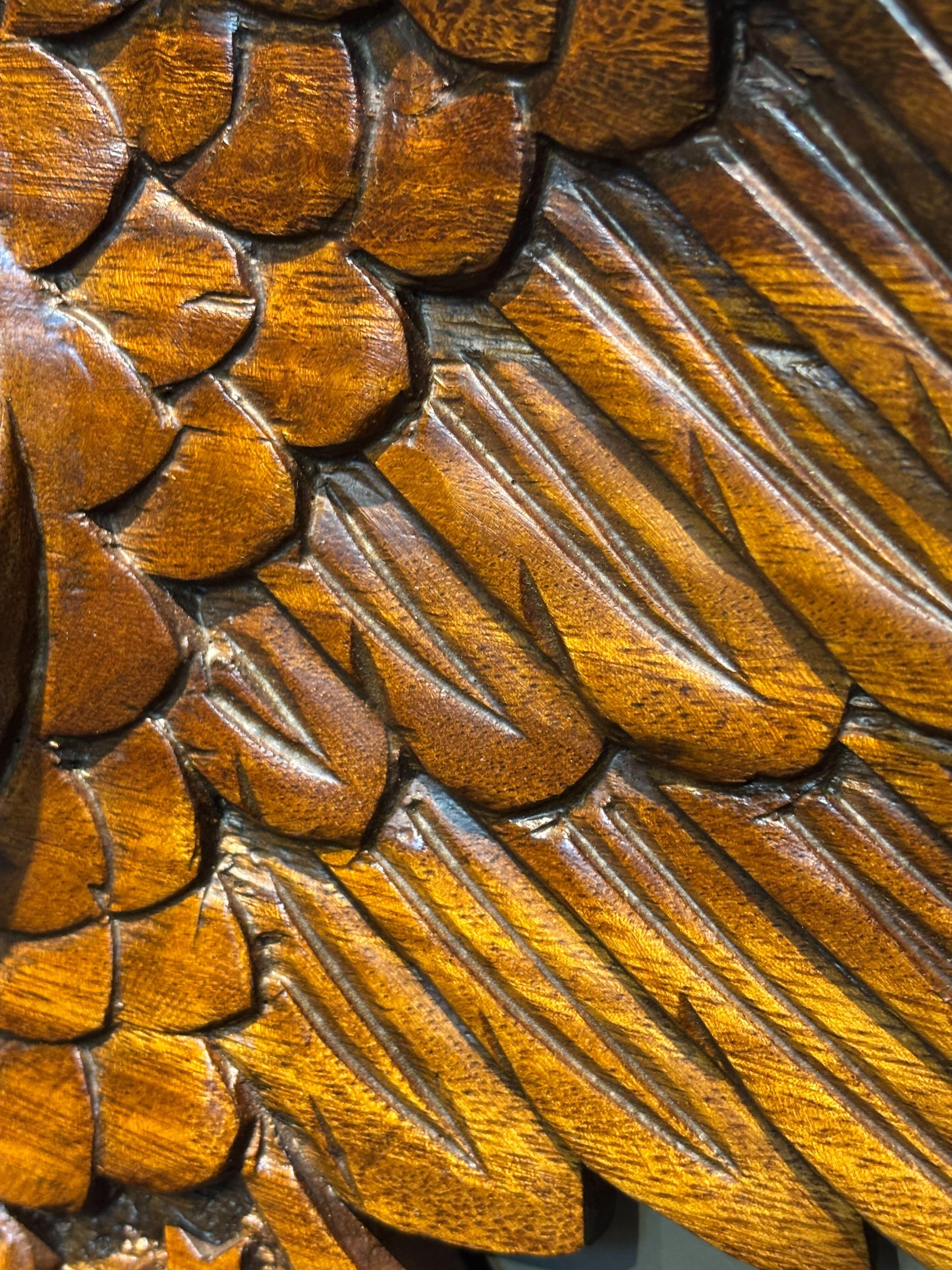 XX secolo Aquila Bellamy d'epoca in teak intagliata a mano con scudo in vendita