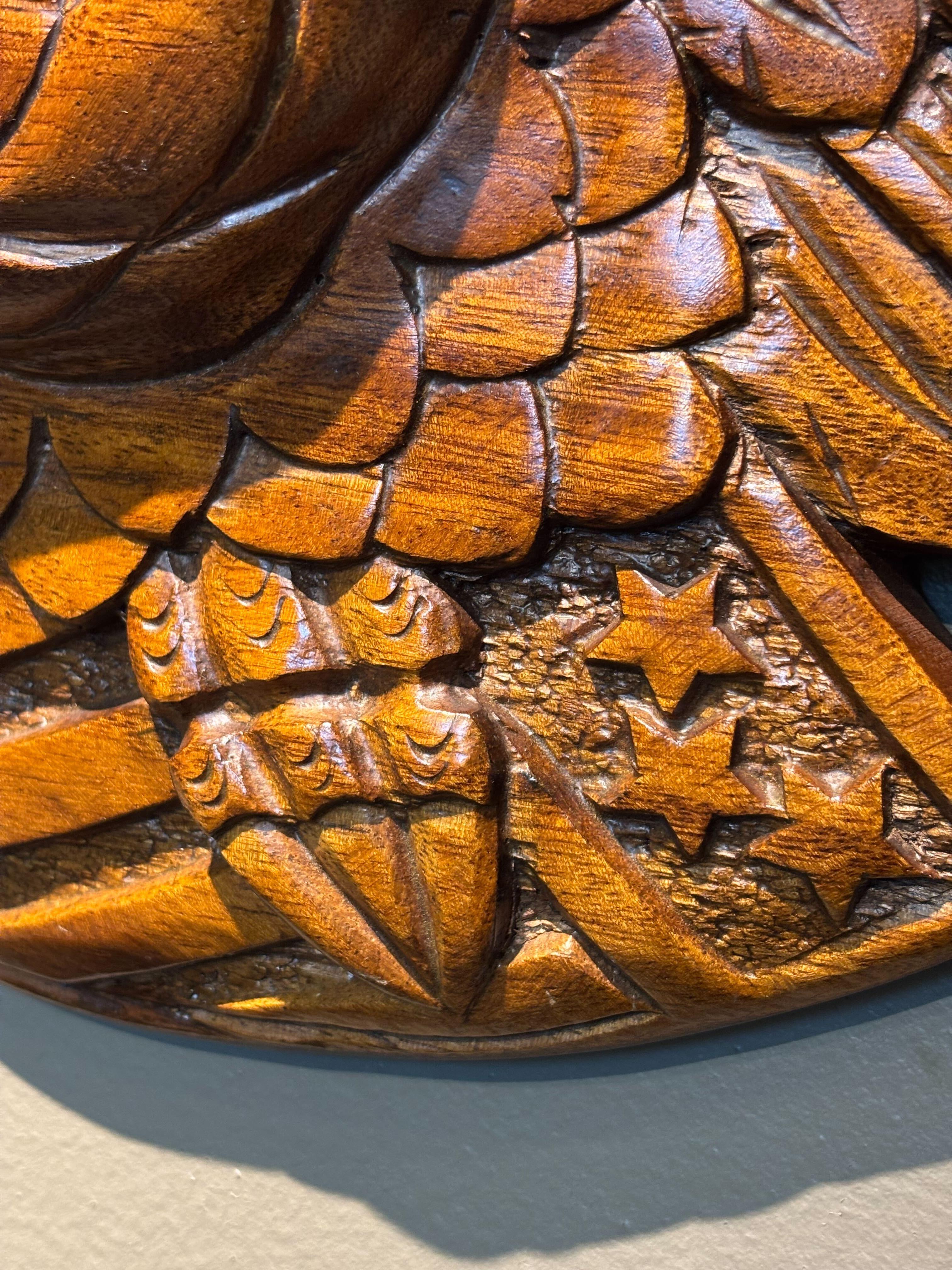 Teak Aquila Bellamy d'epoca in teak intagliata a mano con scudo in vendita