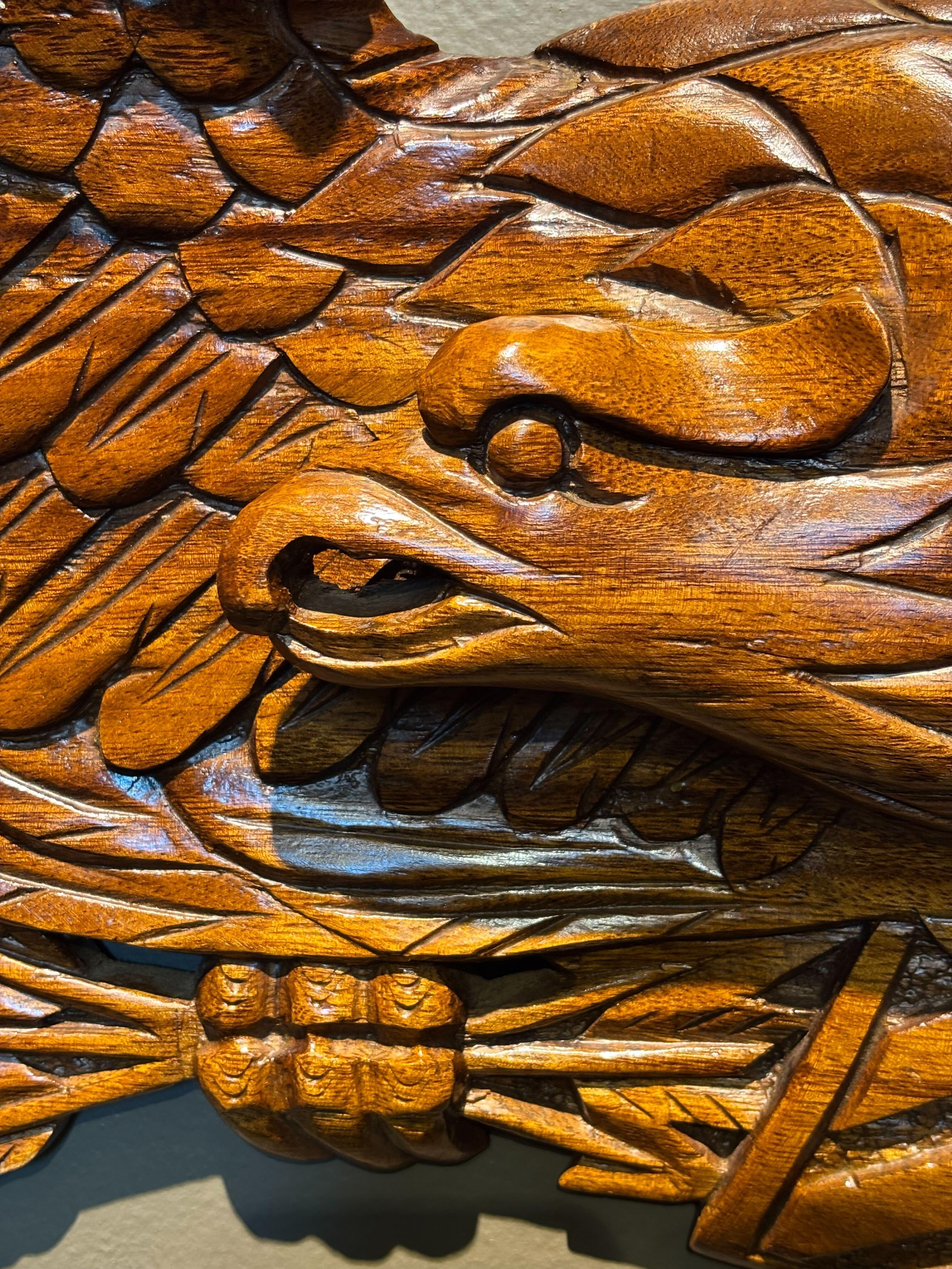 Aquila Bellamy d'epoca in teak intagliata a mano con scudo in vendita 1