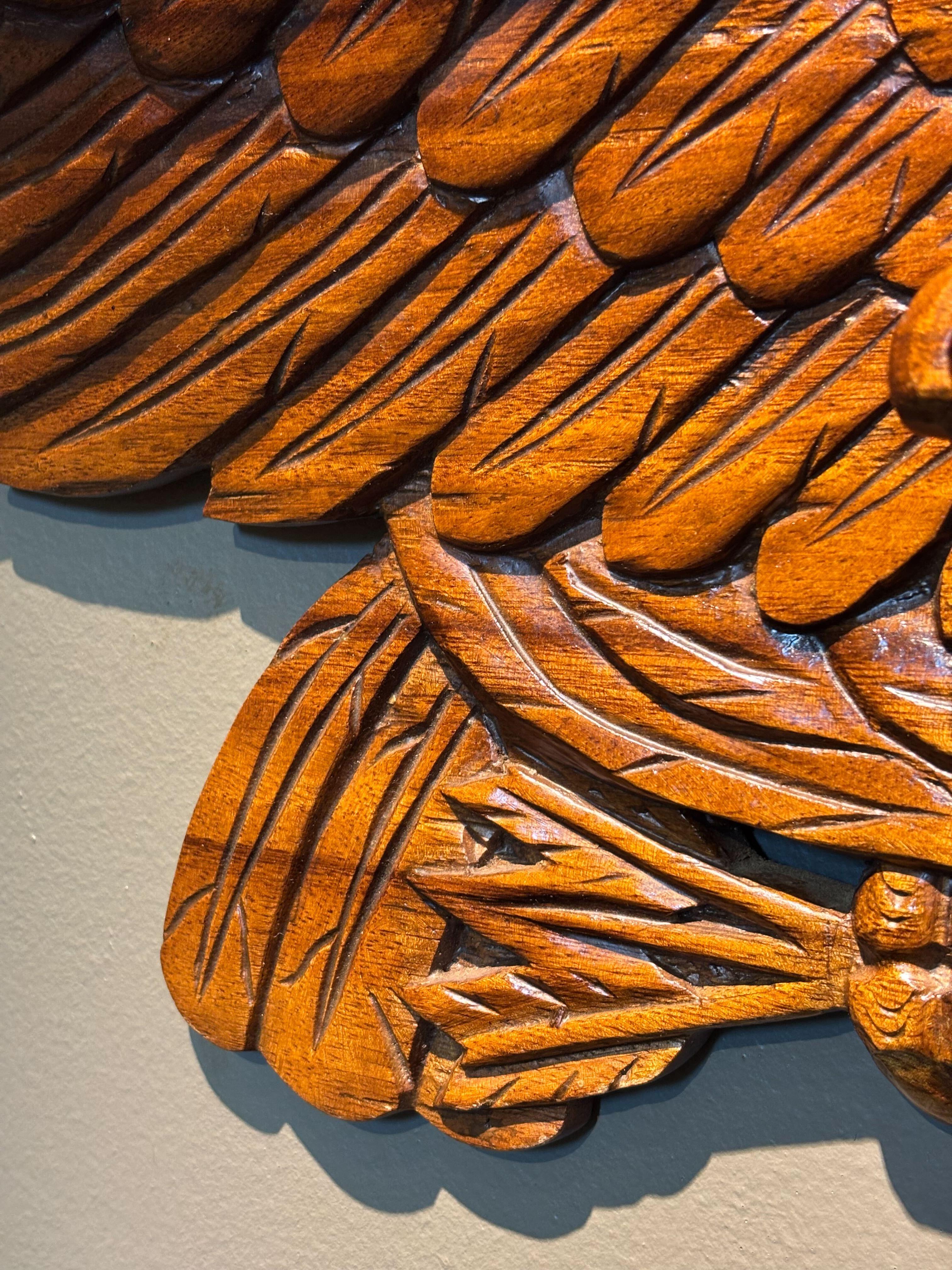 Aquila Bellamy d'epoca in teak intagliata a mano con scudo in vendita 2