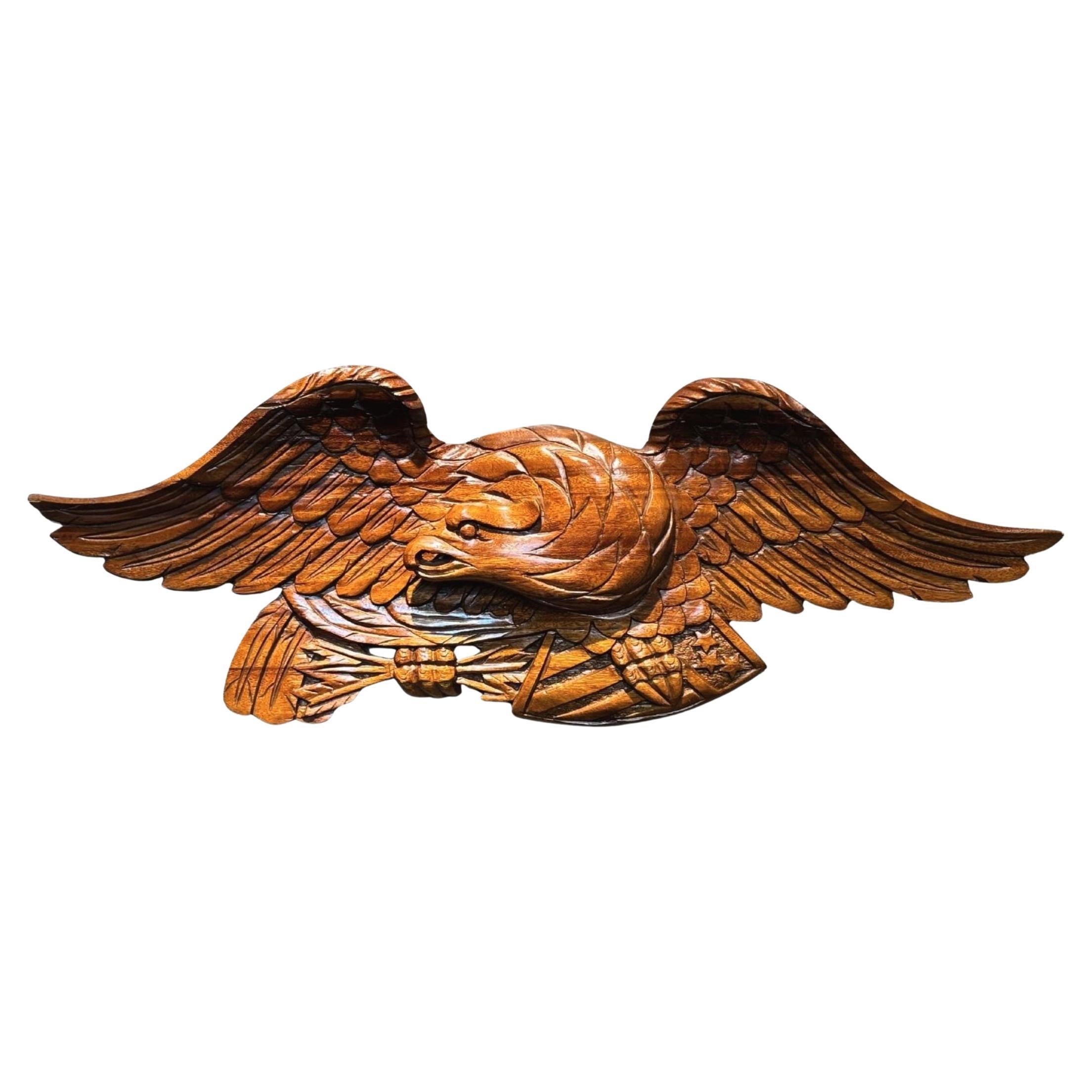 Aquila Bellamy d'epoca in teak intagliata a mano con scudo in vendita