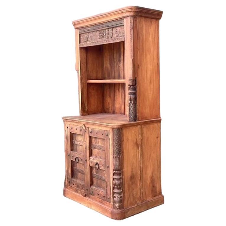 Cabinet vintage en teck sculpté à la main en vente